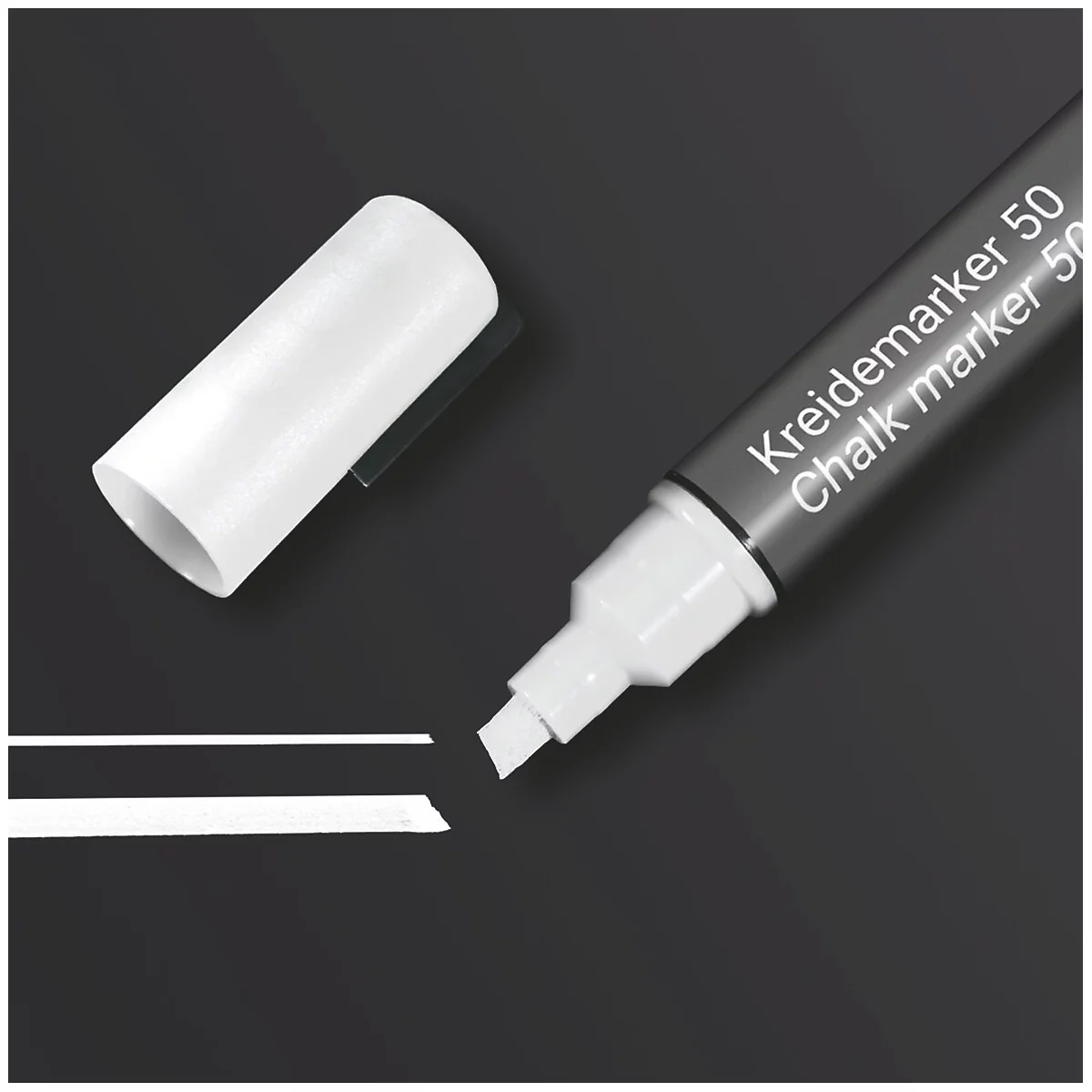 Ein weißer Kreidemarker auf schwarzem Hintergrund, der zwei Striche zeichnet; daneben liegt die Kappe.