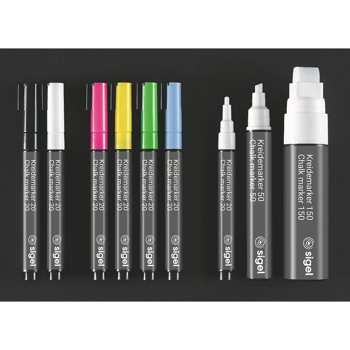 Verschiedene Kreidemarker in unterschiedlichen Größen und Farben auf schwarzem Hintergrund.