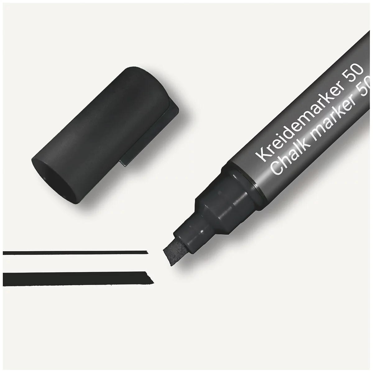 Een zwarte krijtmarker, dop ernaast. Twee zwarte lijnen. Op de marker staat "Kreidemarker 50 / Chalk marker 50".