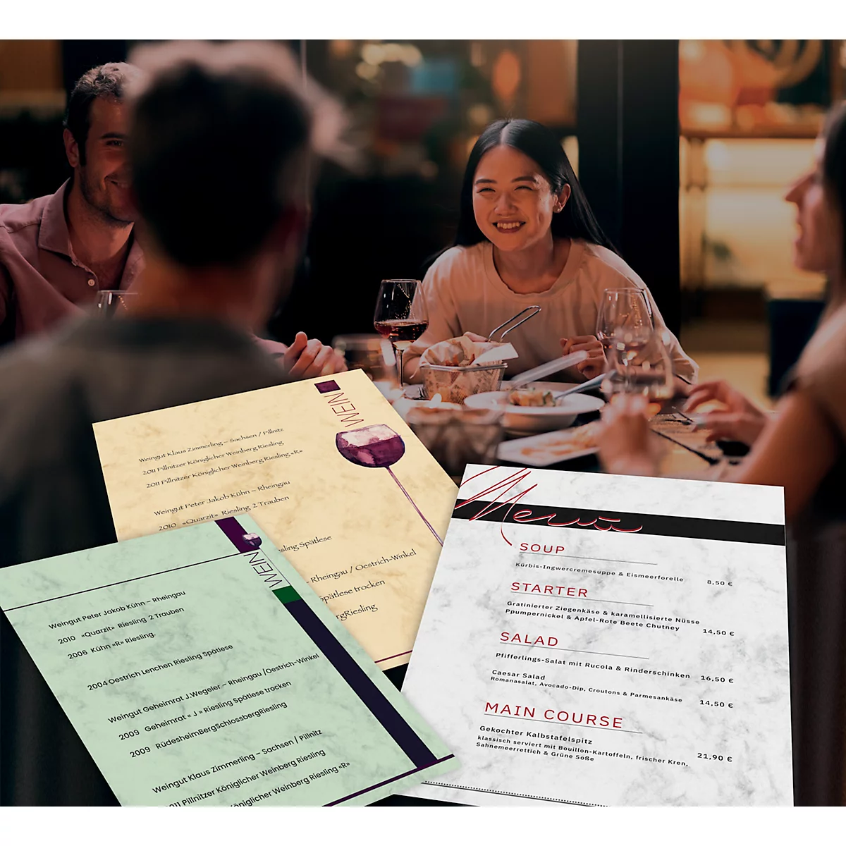 Un groupe d'amis est assis à une table dans un restaurant. Il y a des menus sur la table. Une femme sourit gentiment à la caméra.