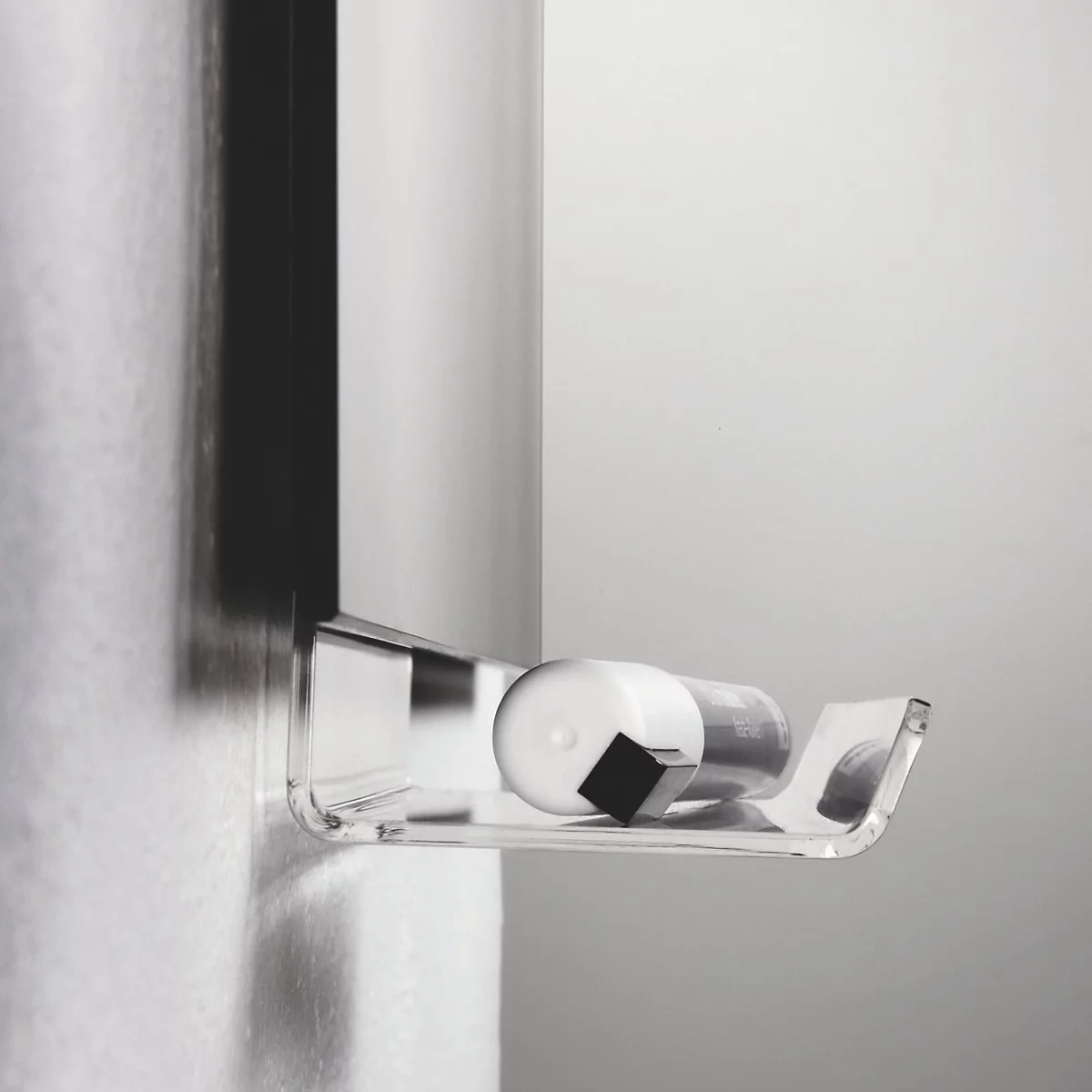 Gros plan d'un support mural transparent tenant un objet cylindrique.