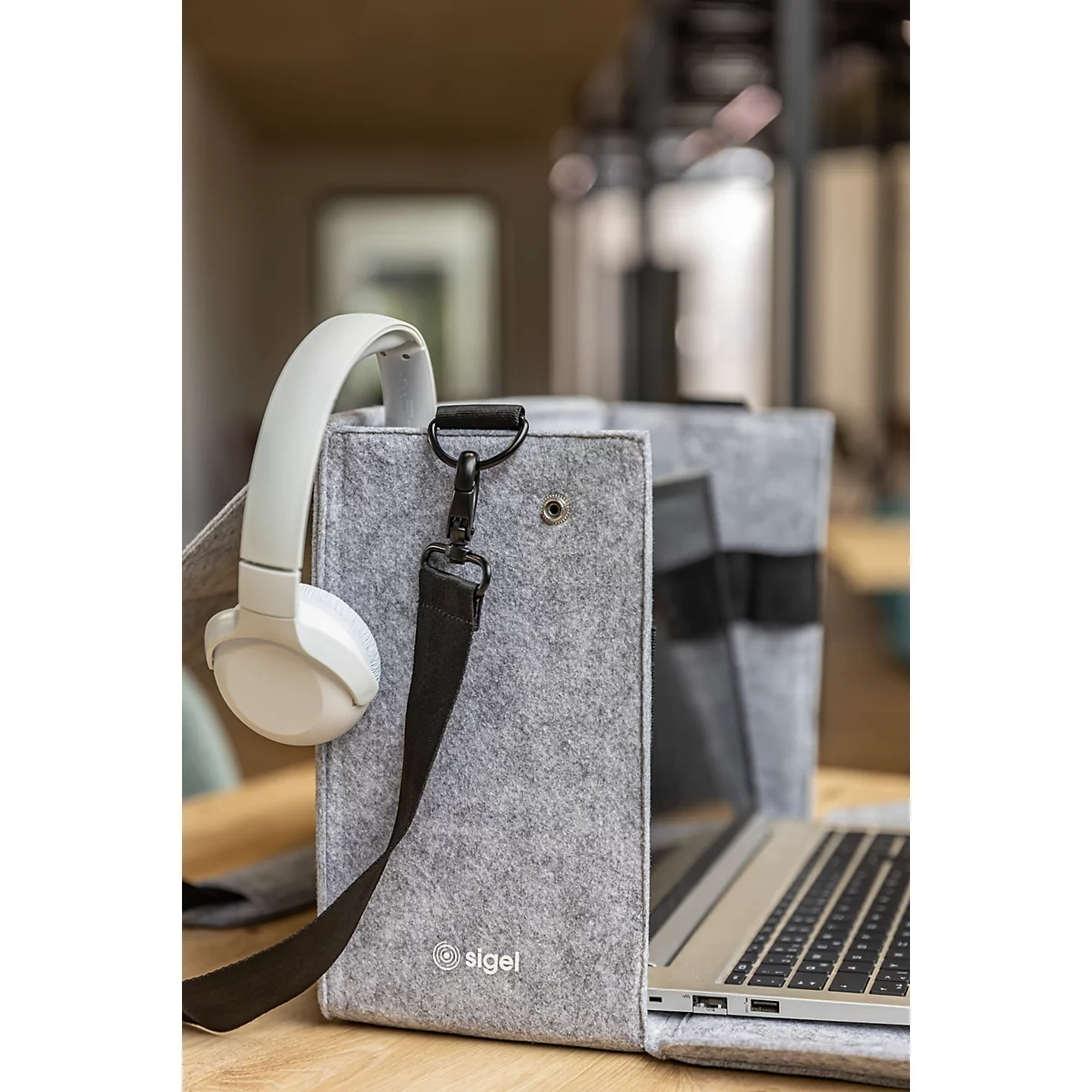Sigel sacoche pour ordinateur portable Desk Sharing Bag Workspace M/L, pour 1 ordinateur portable jusqu'à 16″, feutre synthétique, gris clair