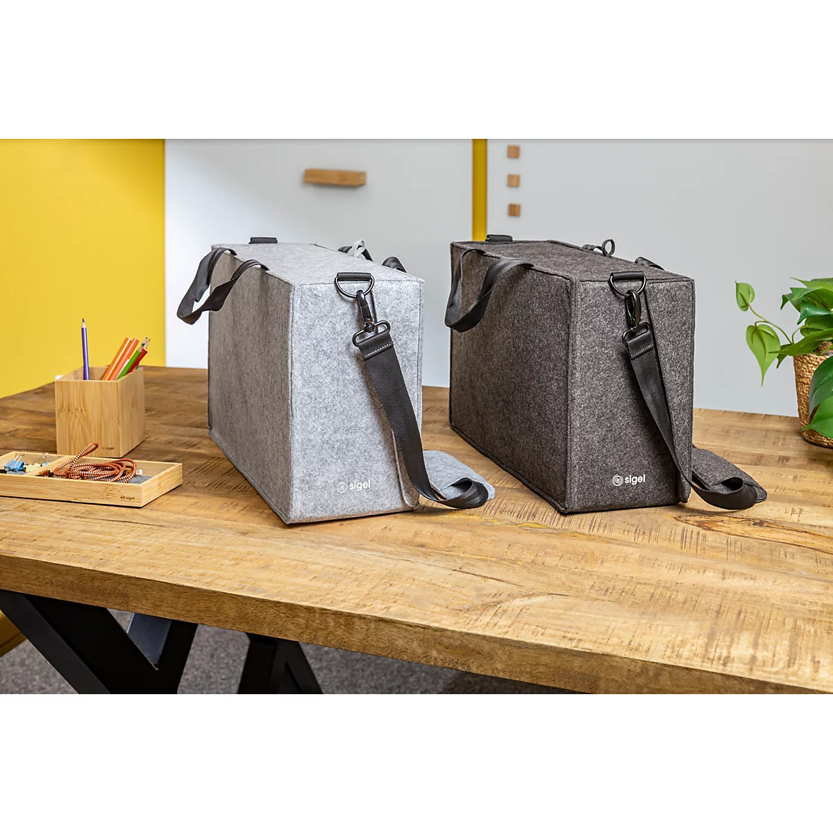 Sigel sacoche pour ordinateur portable Desk Sharing Bag Workspace M/L, pour 1 ordinateur portable jusqu'à 16″, feutre synthétique, gris clair
