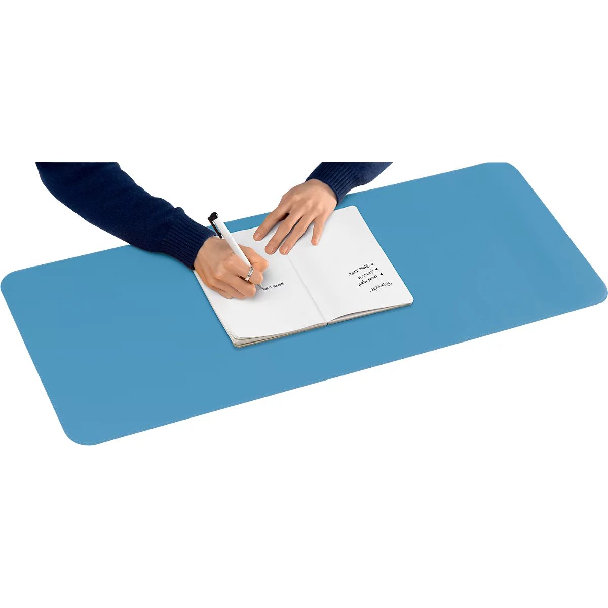 Person schreibt in ein Notizbuch auf einer blauen Unterlage. Der Stift berührt das Papier. Eine Liste ist auf dem rechten Blatt zu sehen.