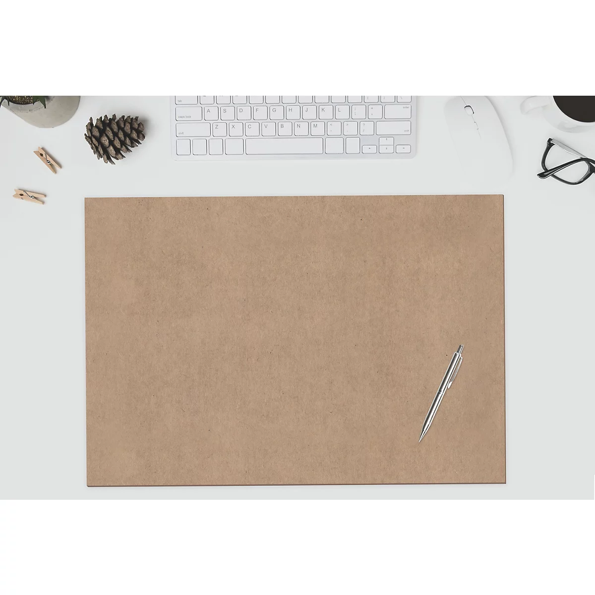 Draufsicht auf einen Schreibtisch mit Papier, Stift, Tastatur, Brille, Maus, Pflanze und Zapfen.