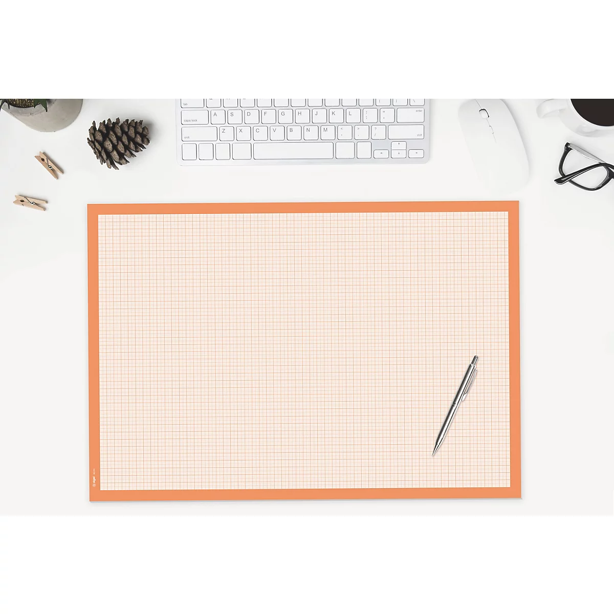Draufsicht auf einen weißen Schreibtisch mit orangefarbener karierter Unterlage, Tastatur, Maus, Brille, Stift, Dekoration.