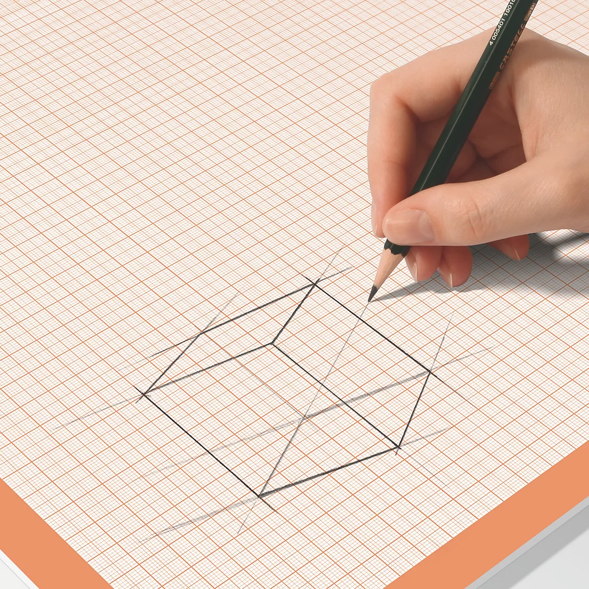 Hand zeichnet mit Bleistift einen Würfel auf kariertem Papier. Die Linien sind dünn und grau.