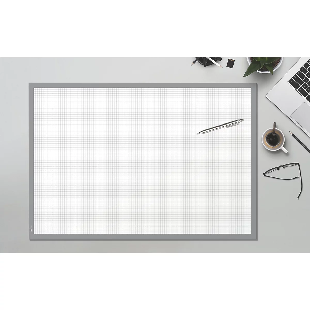 Graue, karierte Magnettafel mit Stift, Laptop, Brille und Kaffeebecher. Auf hellem Tisch, Draufsicht.