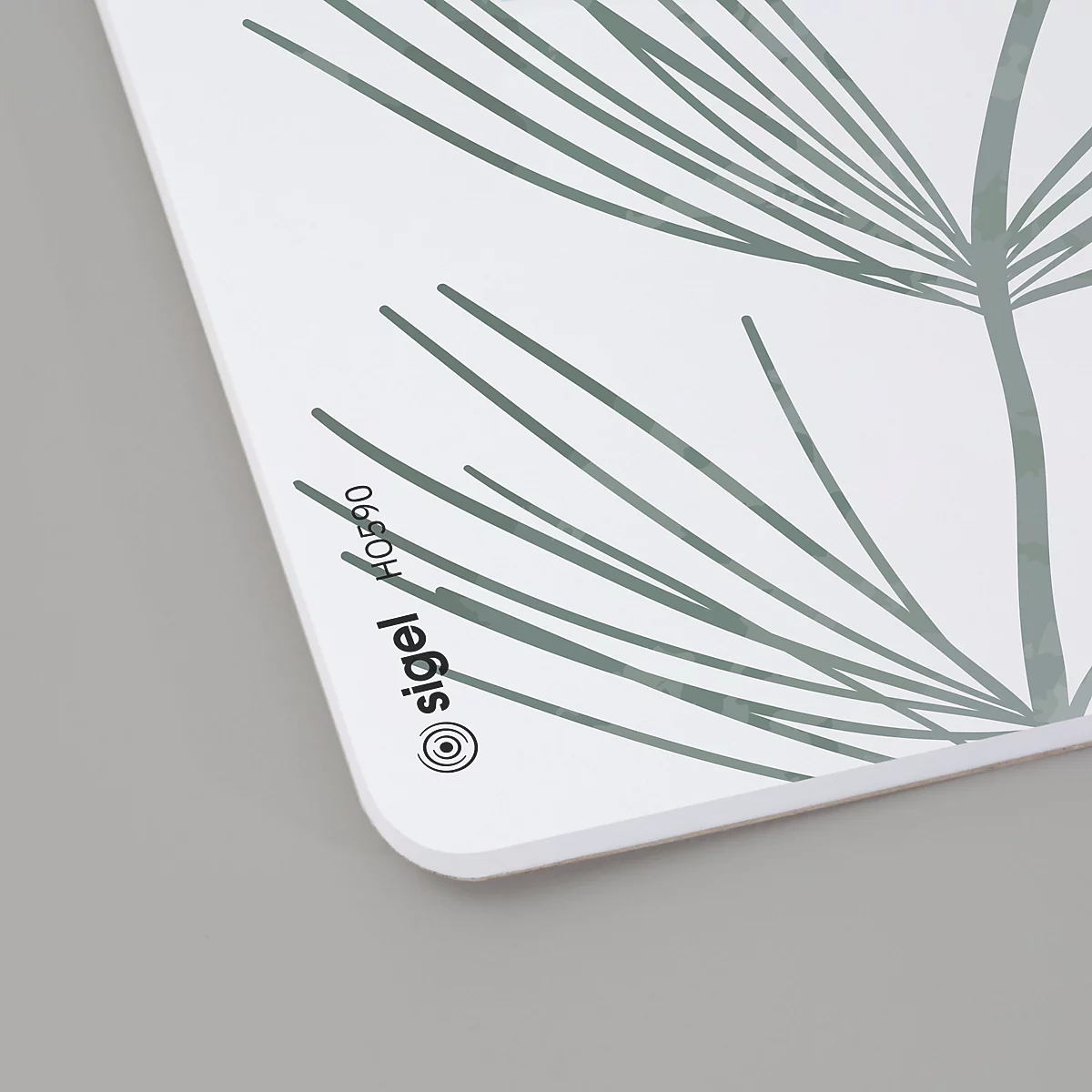 Detailaufnahme einer weißen Oberfläche mit dezentem, grünem Blattmuster. Rechts daneben ist ein Ausschnitt des Logos 'sigel'.