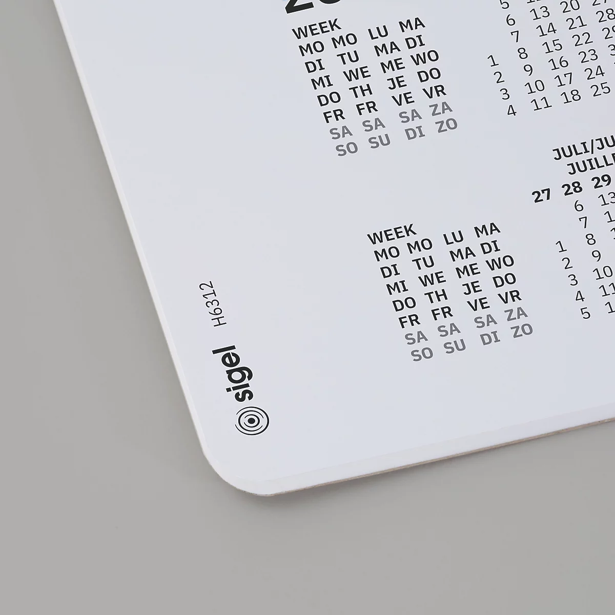 Close-up van een witte kalender met een week- en maandoverzicht, tekst in zwart. Links onderaan staat een Sigel-logo.