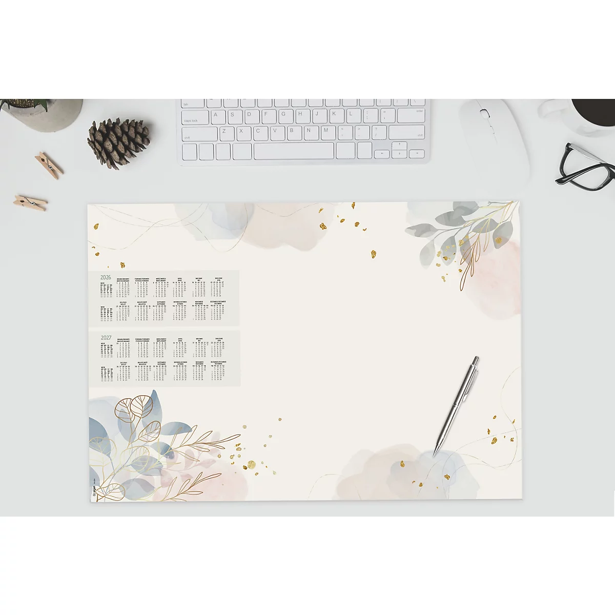 Tapis de bureau beige clair avec calendriers, stylo, feuilles et clavier. Taches d'aquarelle roses et bleues. Accents dorés.