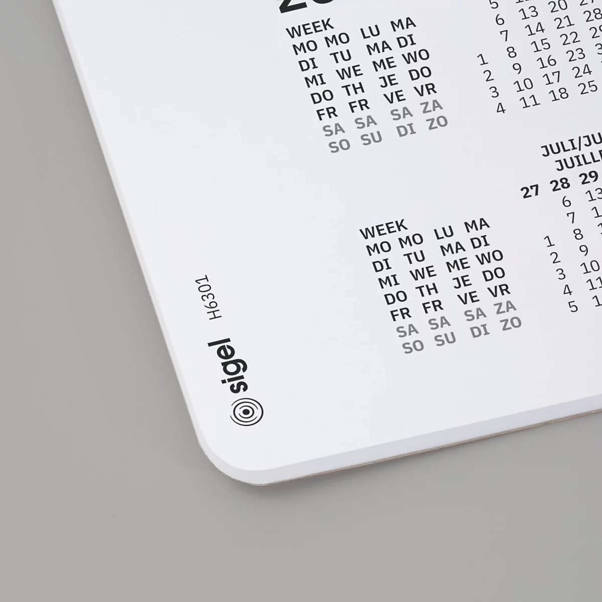 Gros plan d'un calendrier en papier blanc avec des informations sur la semaine et la date en noir. Le logo Sigel est visible en bas à gauche.