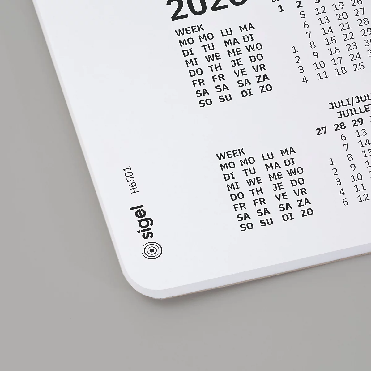 Gros plan d'un calendrier blanc avec un aperçu mensuel et le logo 'sigel'.