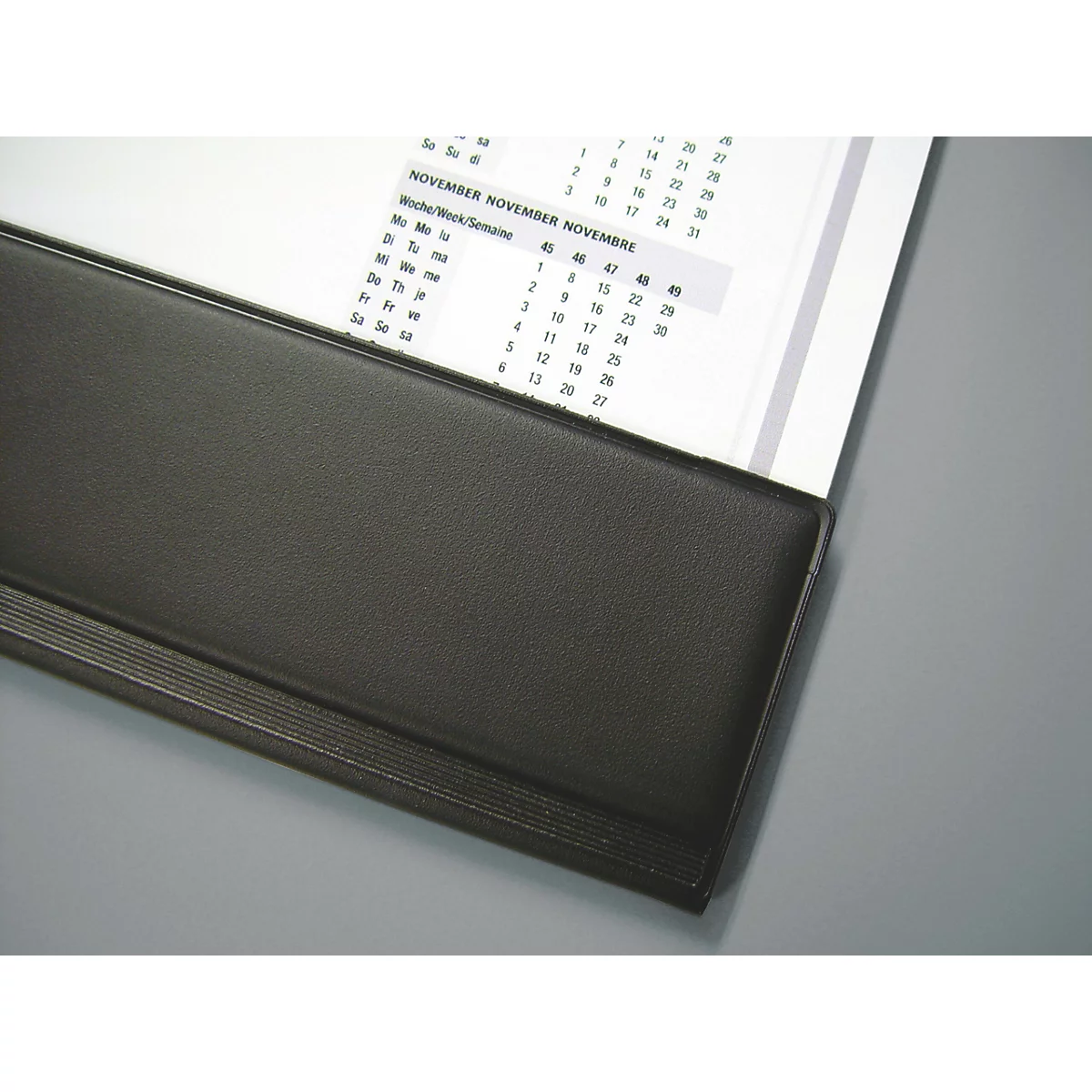 Gros plan d'un calendrier noir avec des pages de calendrier de novembre.