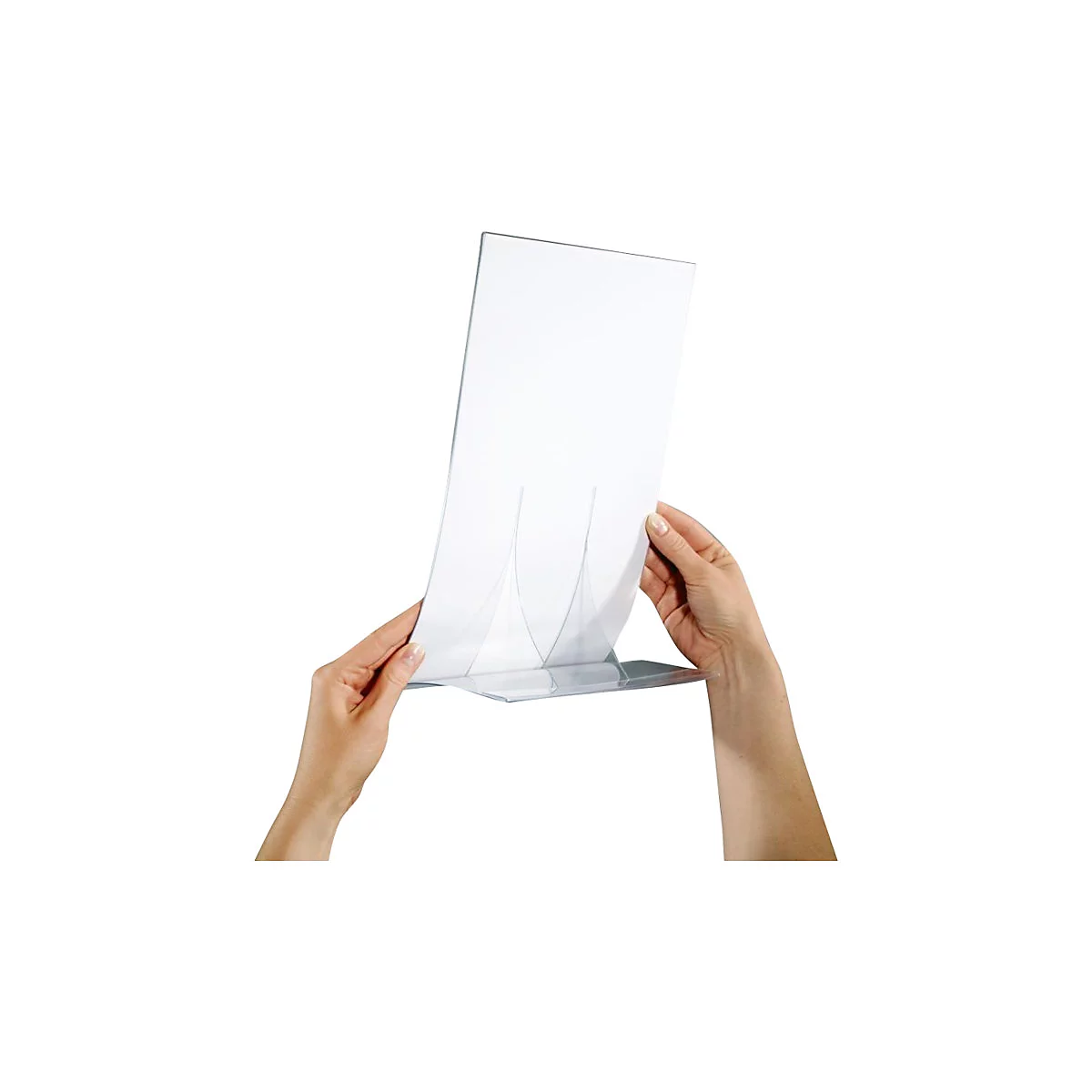 Mains tenant un tableau acrylique transparent avec socle.