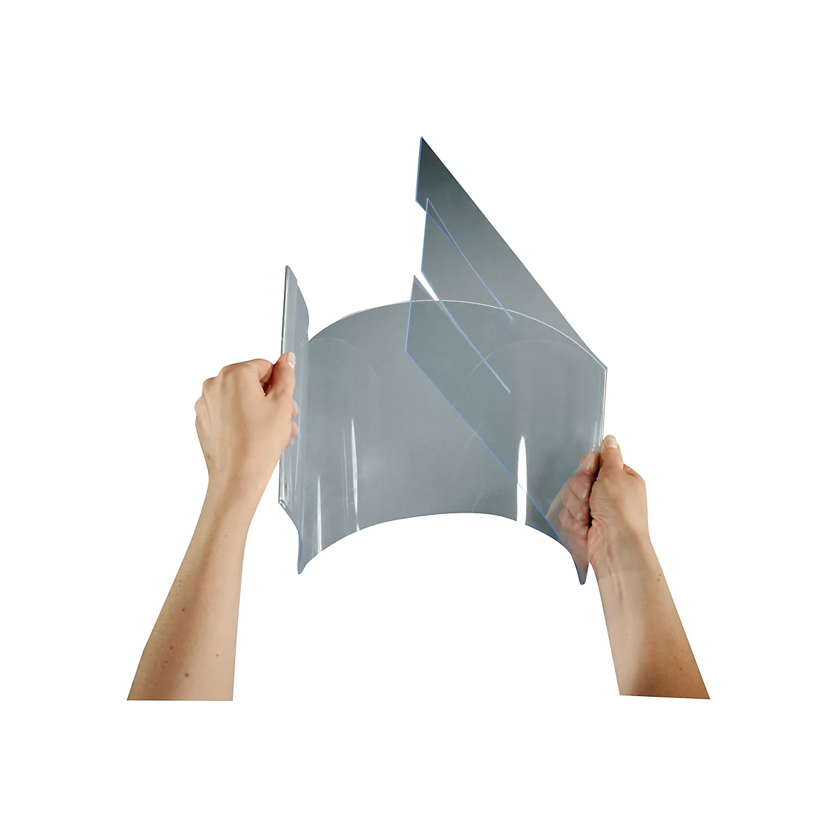 Deux mains tiennent une feuille de plastique transparente et incurvée. La feuille est pliée à différents angles et comporte une ligne bleue.