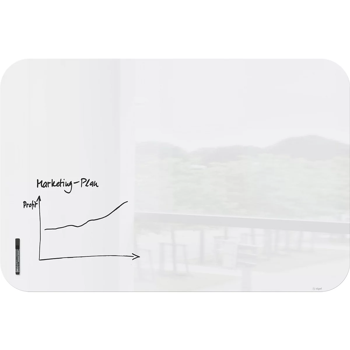 Un tableau blanc montre un graphique démontrant l'augmentation des bénéfices d'un plan marketing. En arrière-plan, à droite, on voit des arbres.