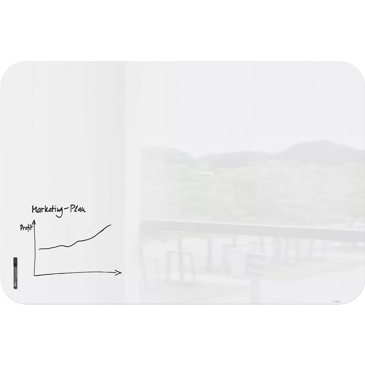 Un tableau blanc avec un diagramme intitulé Plan marketing et Profit est visible. Un stylo est posé à côté.