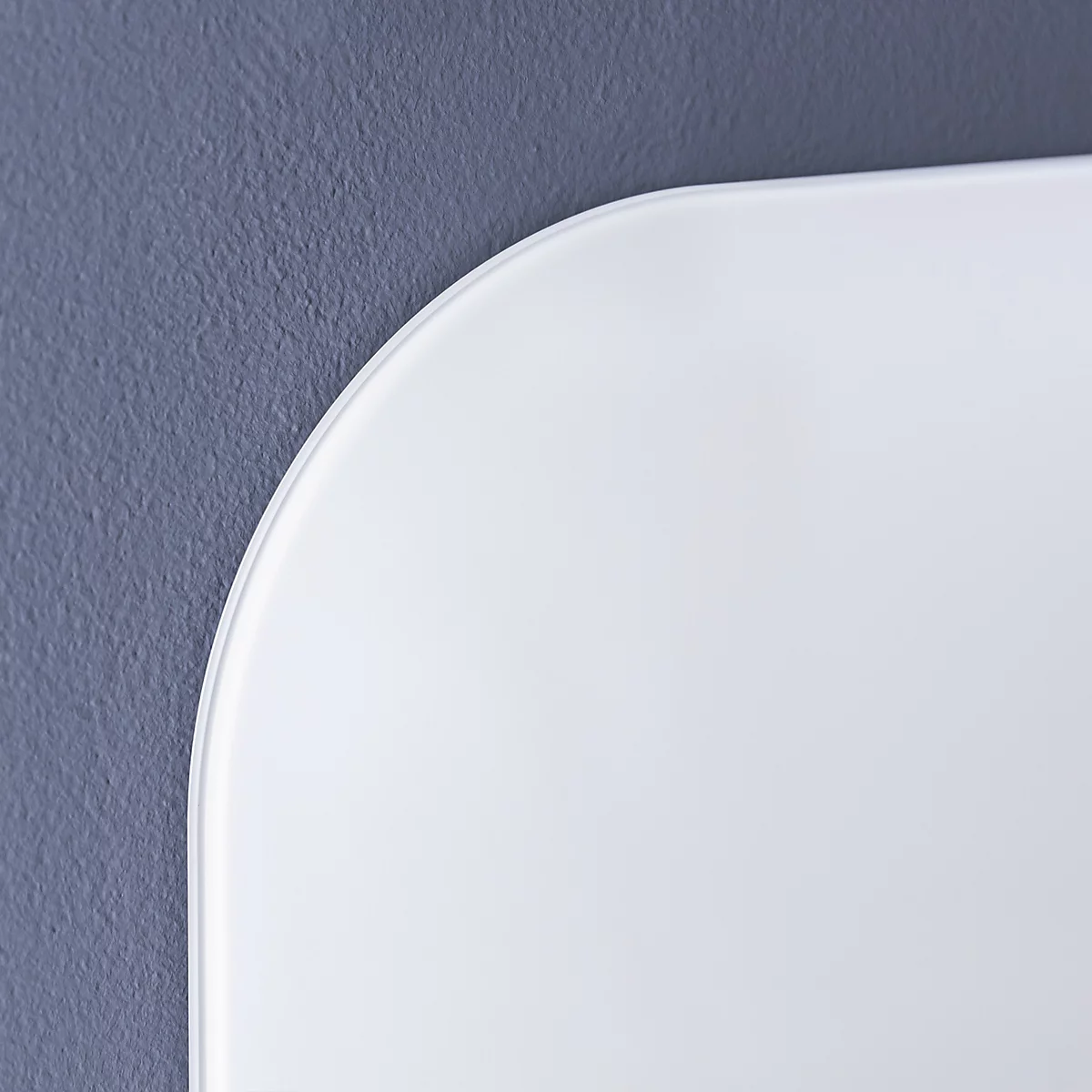 Détail d'un objet blanc et arrondi sur fond gris.