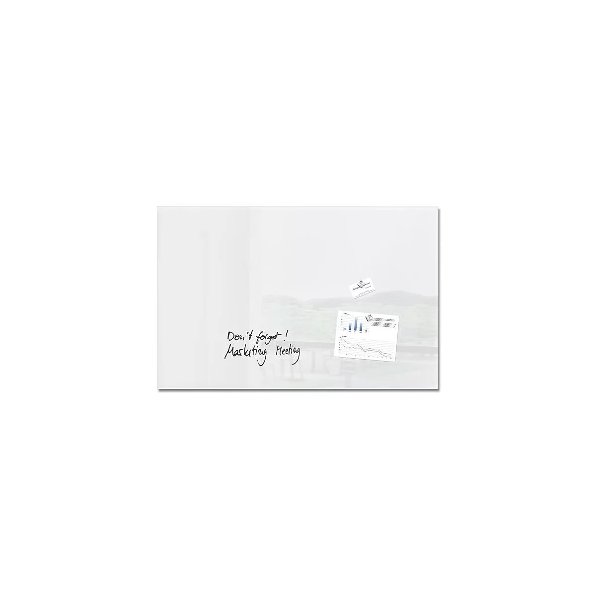 Un tableau magnétique en verre blanc avec des notes et des graphiques. Le texte "Marketing Meeting" et "Don't forget!" est manuscrit.