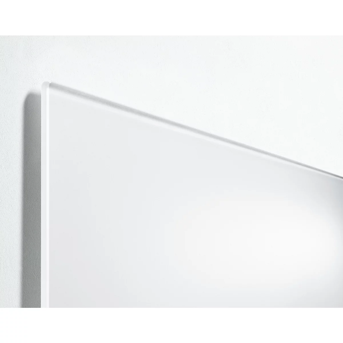 Gros plan d'un panneau rectangulaire blanc fixé à un mur blanc. Les bords sont nets et clairs.