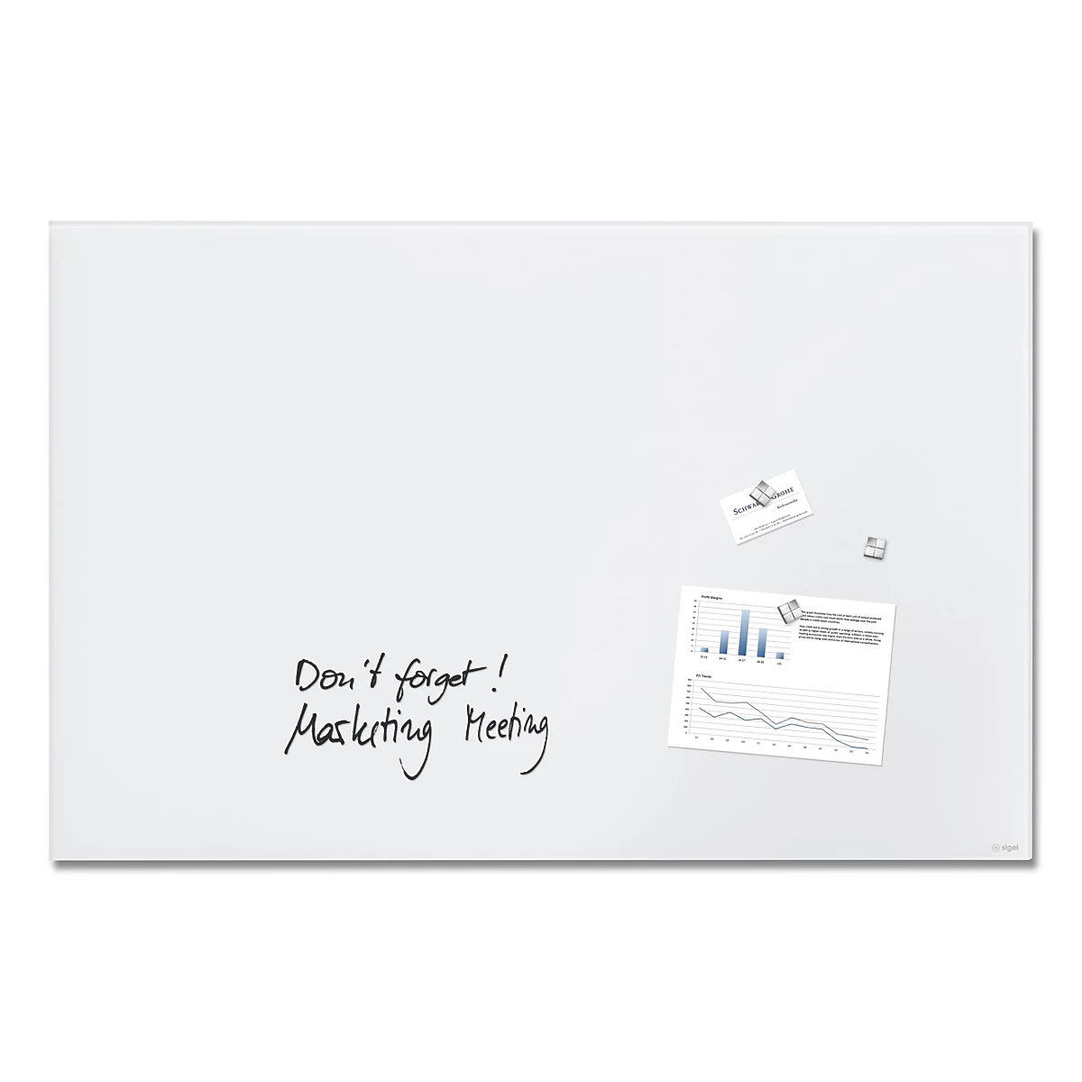 Tableau blanc avec une note manuscrite : "Don't forget! Marketing Meeting". Des papiers avec des graphiques sont attachés au tableau.