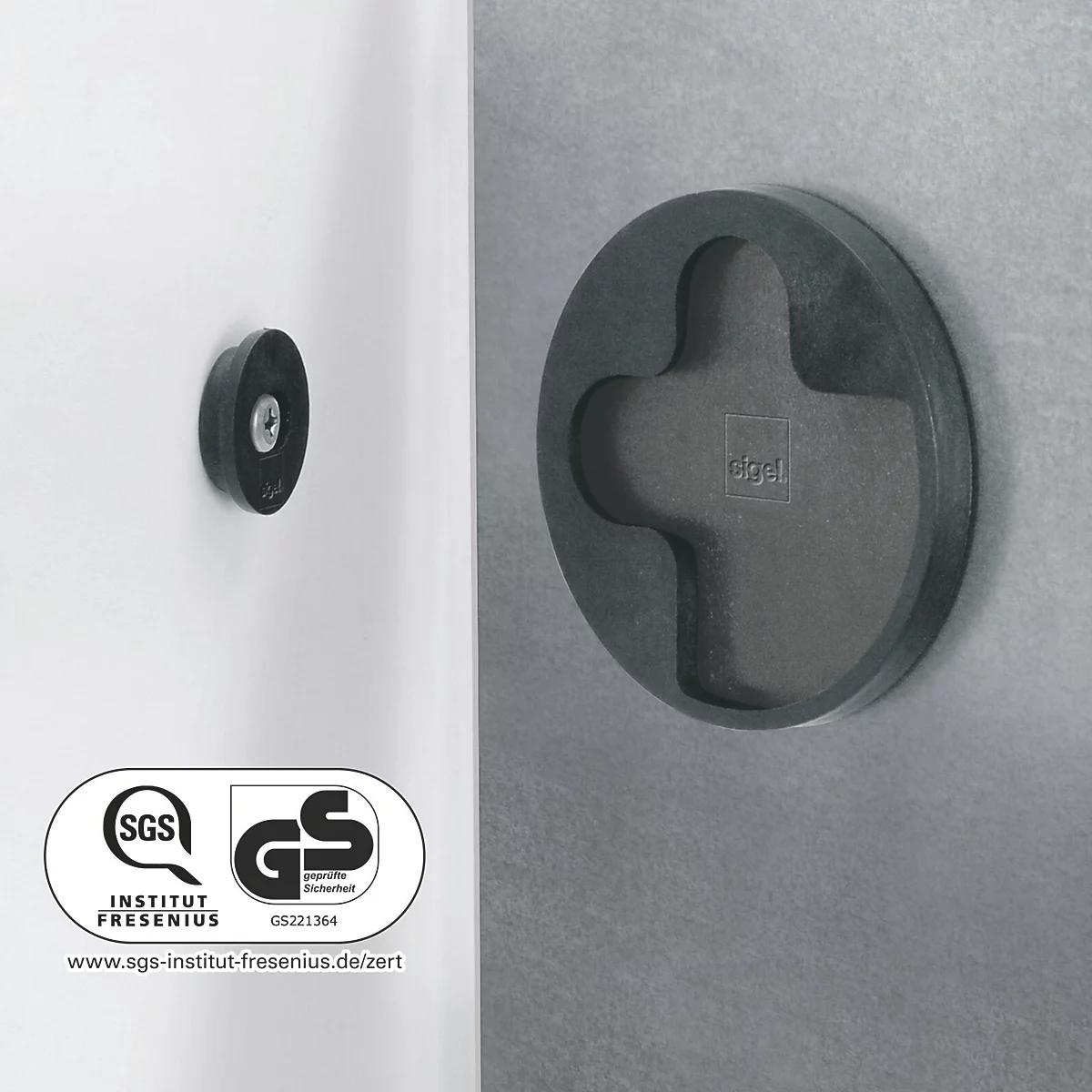 Gros plan de deux boutons noirs. Le bouton droit a un renfoncement en forme de croix. Un logo sur fond blanc.