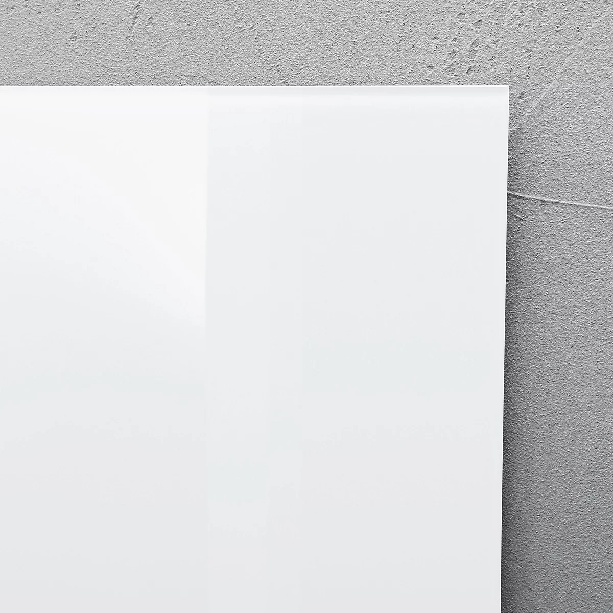 Surface blanche rectangulaire sur fond gris. La lumière se reflète sur la surface lisse.