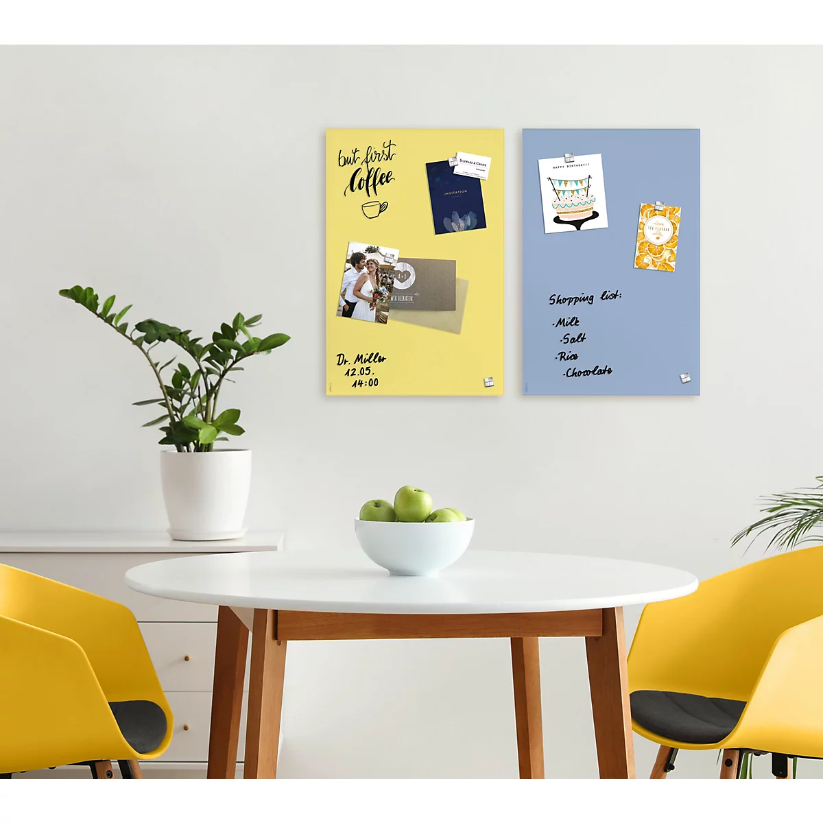 Deux tableaux magnétiques avec des notes sur le mur. Tableaux jaunes et bleus avec décoration, notes et plantes dans la pièce.