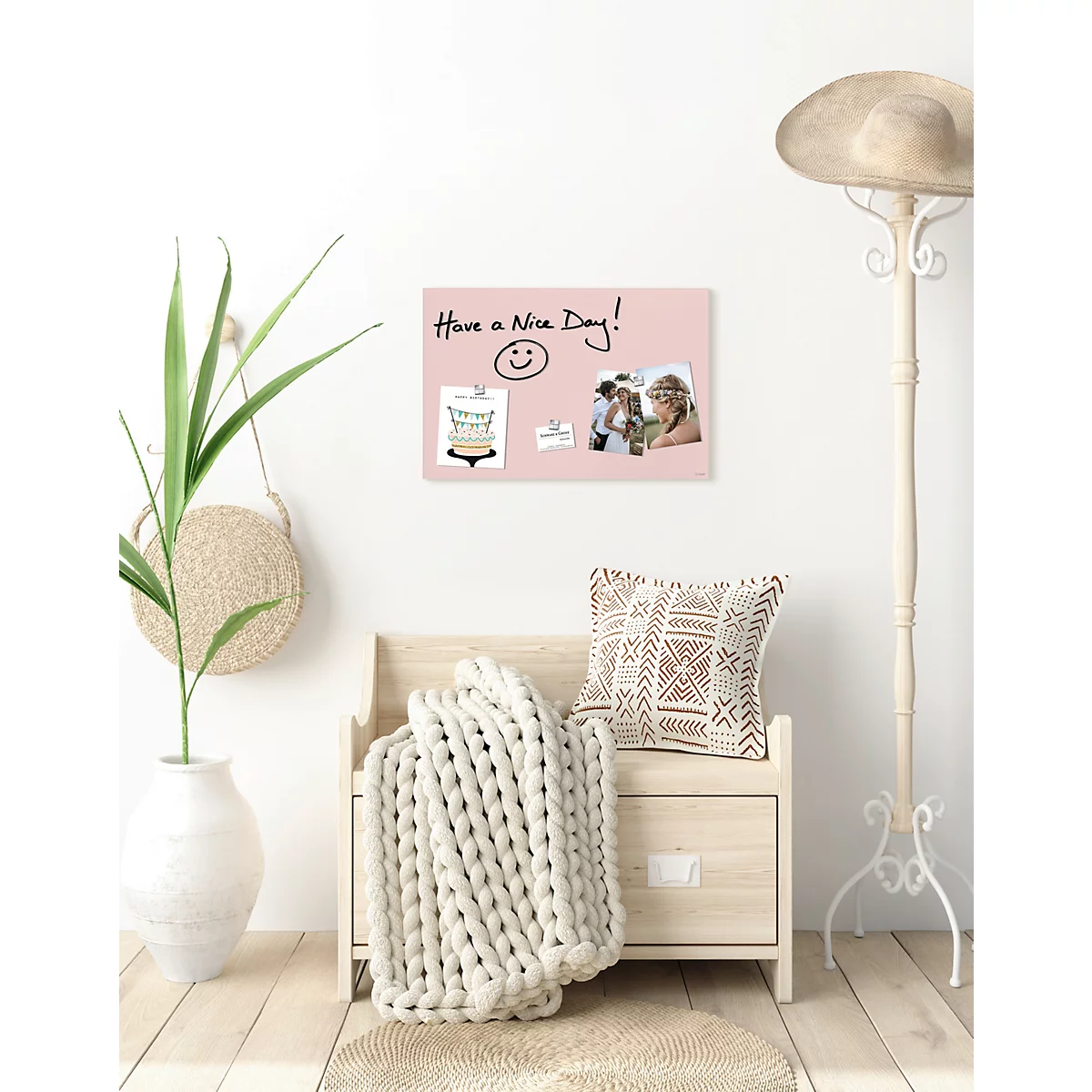 Tableau d'affichage rose avec photos et notes, dont un smiley et l'inscription "Have a nice day!".