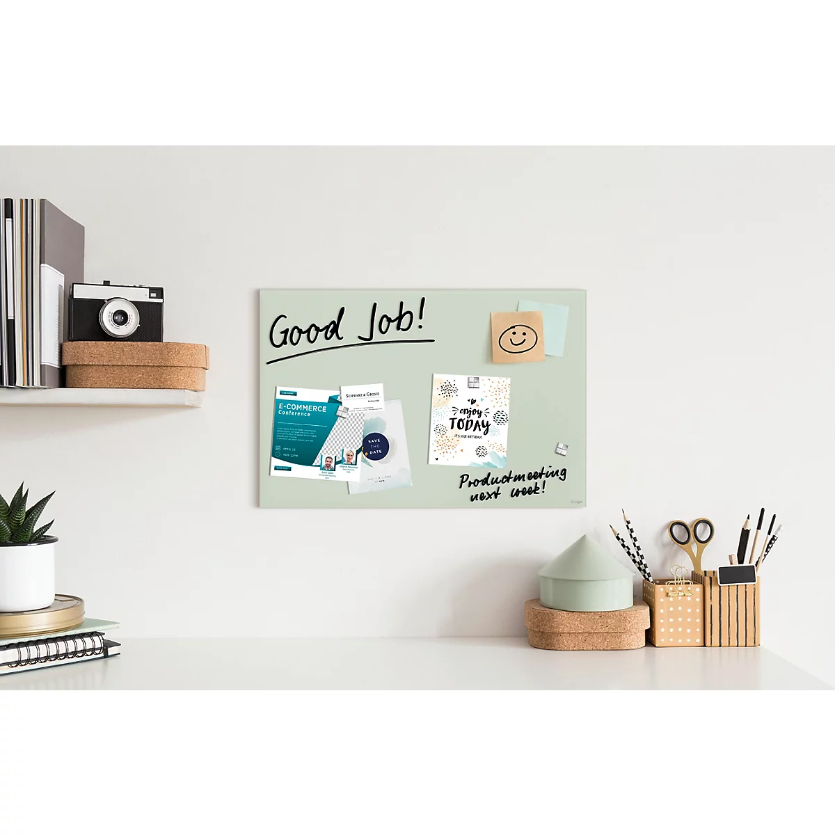 Tableau d'affichage vert clair avec des notes et l'inscription « Good Job ! »