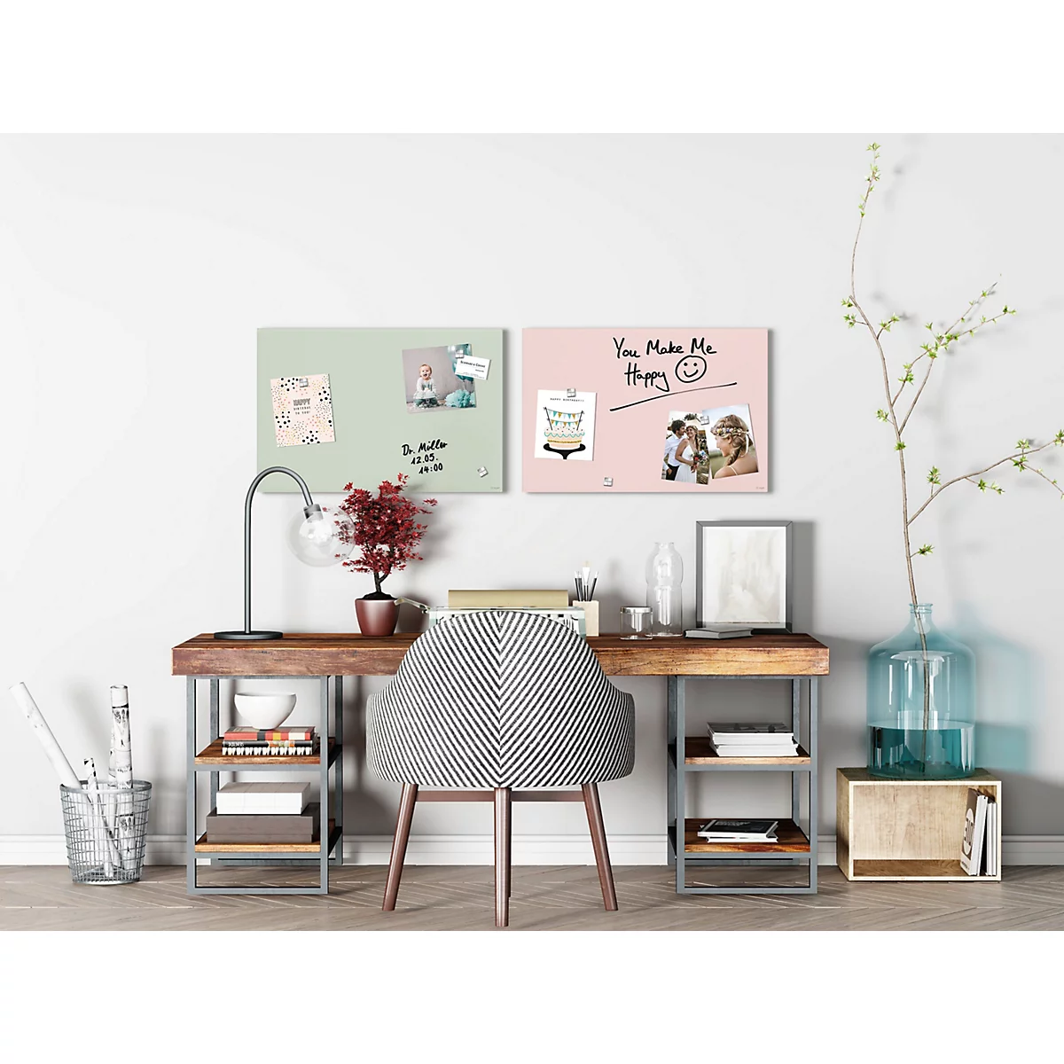 Bureau avec deux tableaux d'affichage, une chaise, une lampe et des décorations. Le tableau d'affichage rose porte l'inscription "You Make Me Happy".