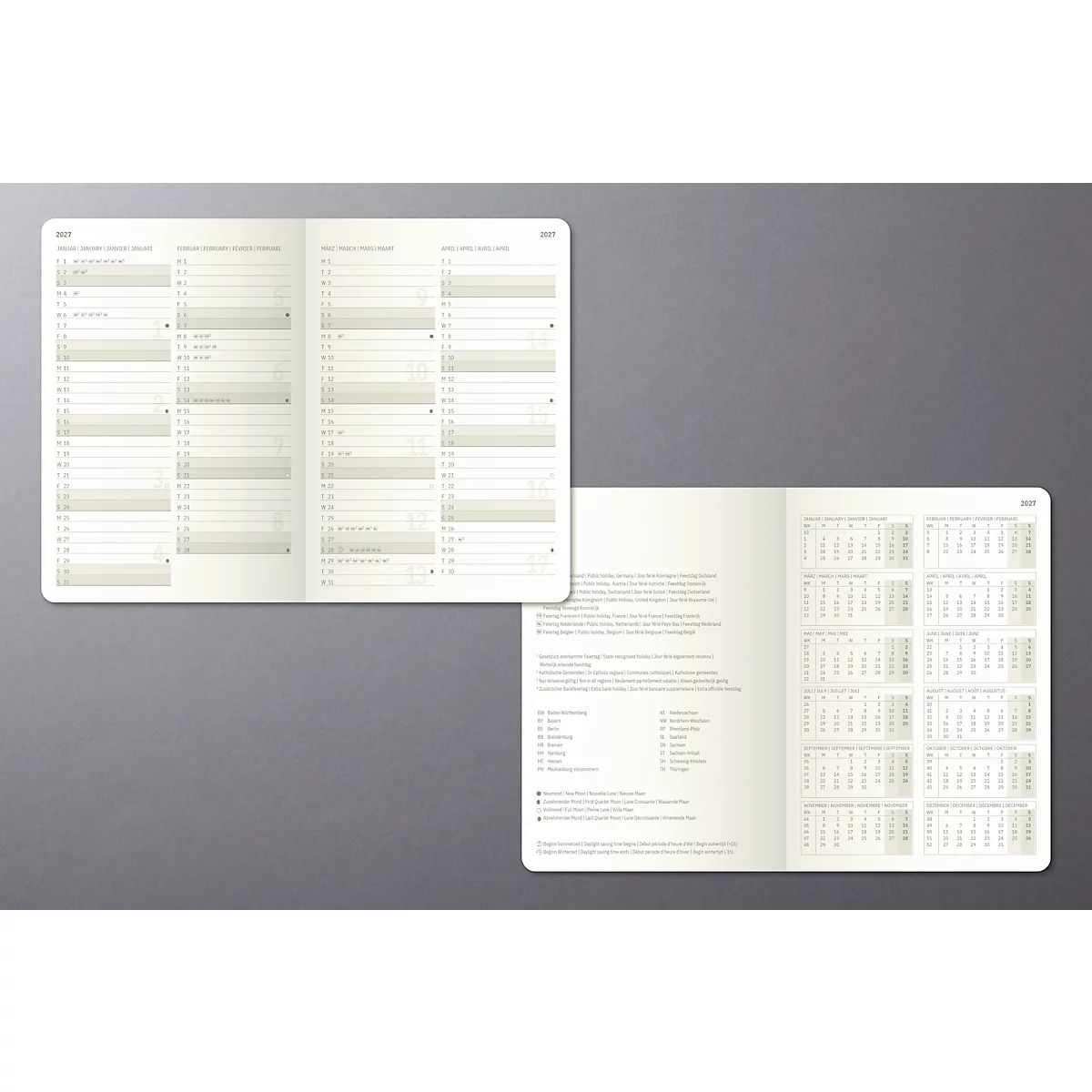 Hellbeige Notizbuch, offen aufgeschlagen. Links ein Jahreskalender, rechts Monatskalender, unten Text.