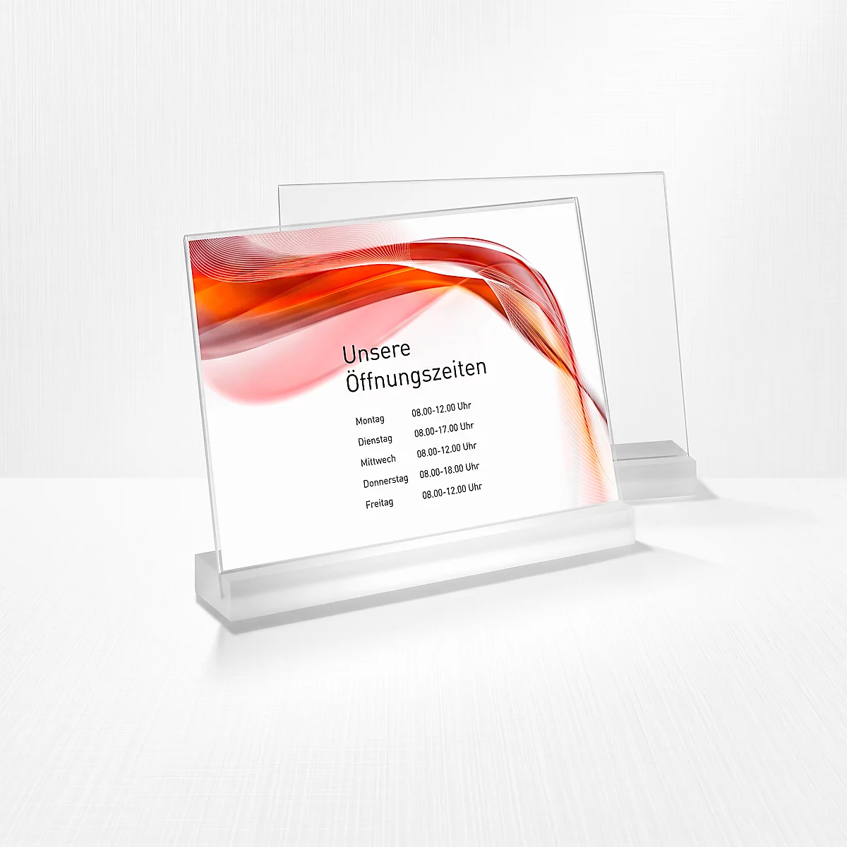 Ein Acryl-Tischaufsteller mit Öffnungszeiten und abstrakter Grafik vor schwarzem Hintergrund.