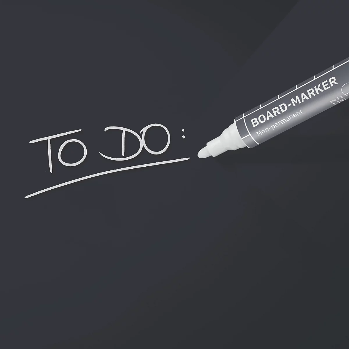 Op een donkere achtergrond staat in witte letters "TO DO:". Er ligt een whiteboardmarker naast.