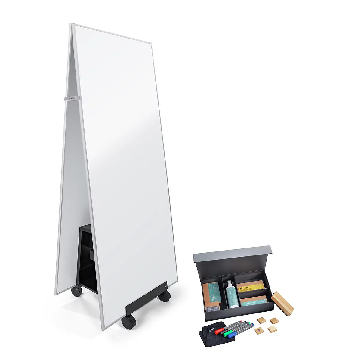 Mobile, doppelseitige Whiteboard-Tafel in A-Form mit Zubehörset daneben auf weissem Hintergrund.