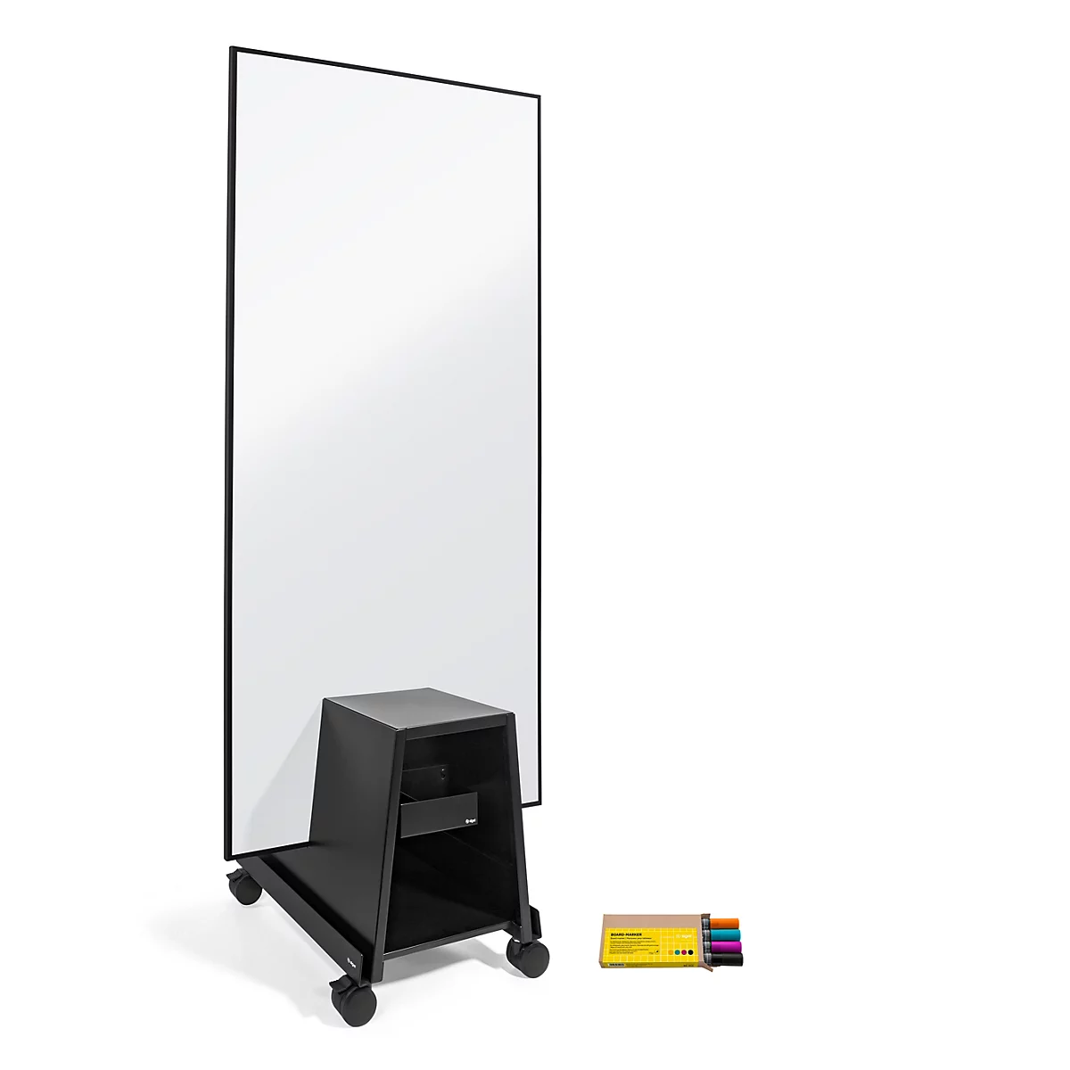 Hohes, mobiles Whiteboard mit schwarzem Rahmen und Standfuß auf Rollen, daneben ein Set bunter Stifte.