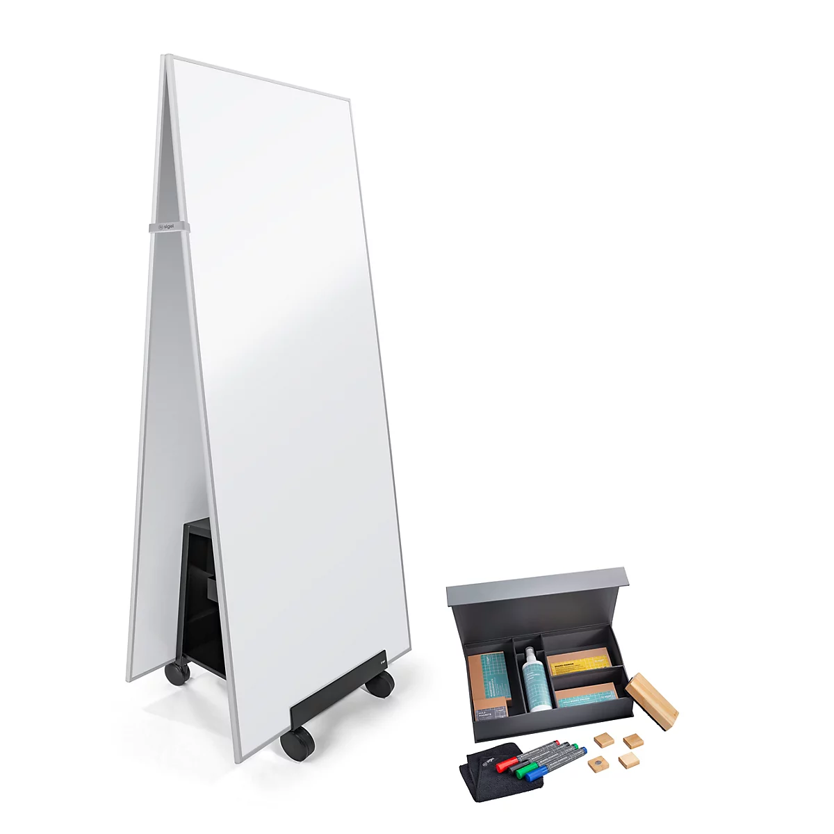 Ein mobiles, weißes Whiteboard in A-Form auf Rollen, daneben ein Set mit Stiften und Reinigungsmitteln.