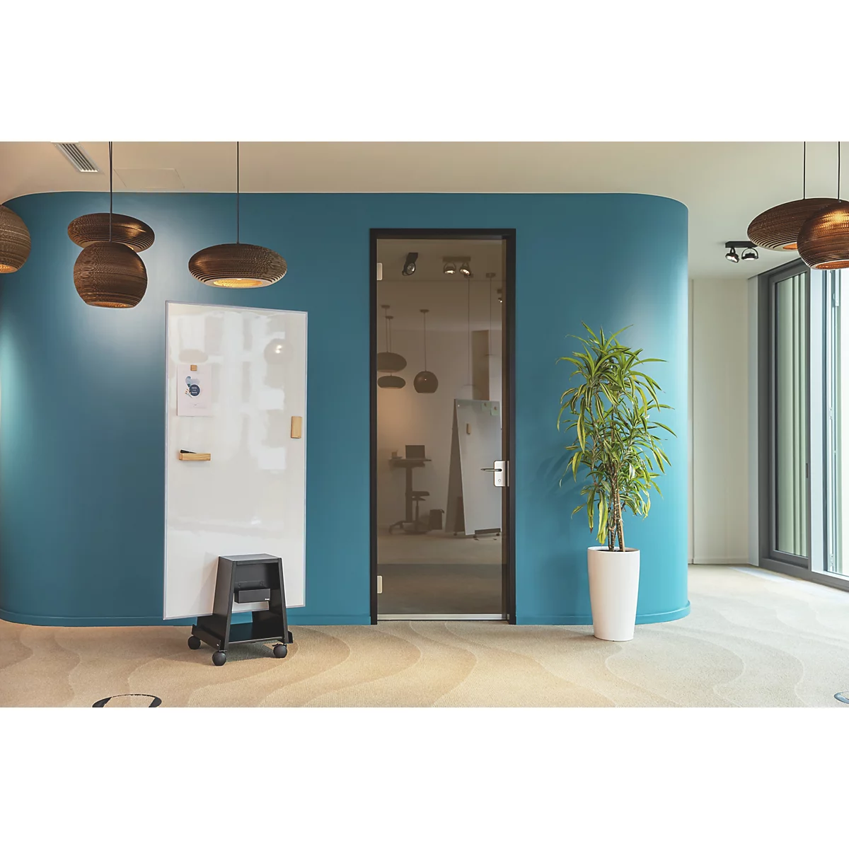 Büro mit Glasschiebetür, weißer Tafel, Topfpflanze und Holzdecke.