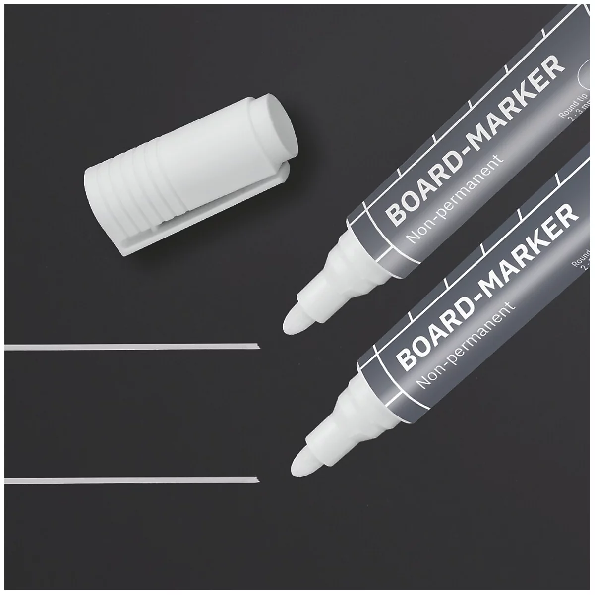 Zwei Board-Marker mit geöffneter Kappe und Linien auf schwarzem Hintergrund.