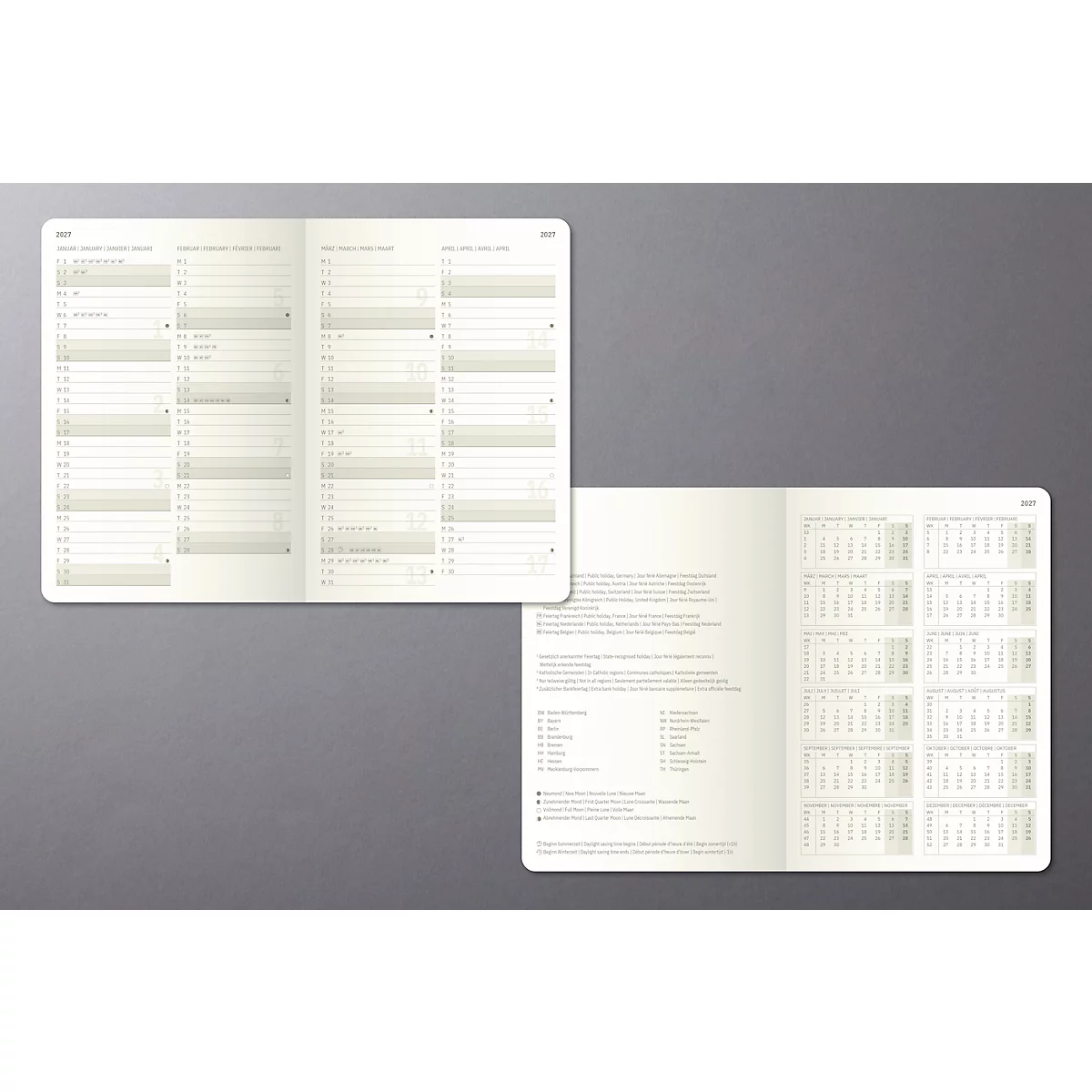 Hellbeige Notizbuch-Doppelseite mit Kalender und Text. Daneben eine weitere Seite mit Text, beide auf grauem Untergrund.