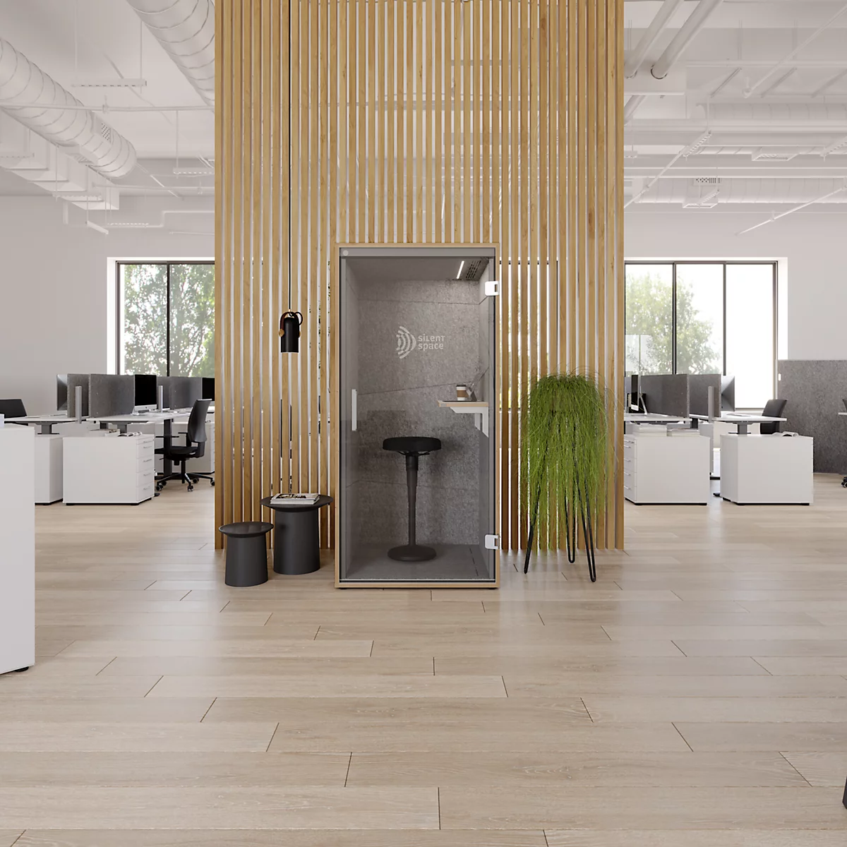 Kantoor met houten vloer en een geluiddichte telefooncel. Heldere, moderne sfeer. Naast de cabine staan twee kleine zwarte krukken.