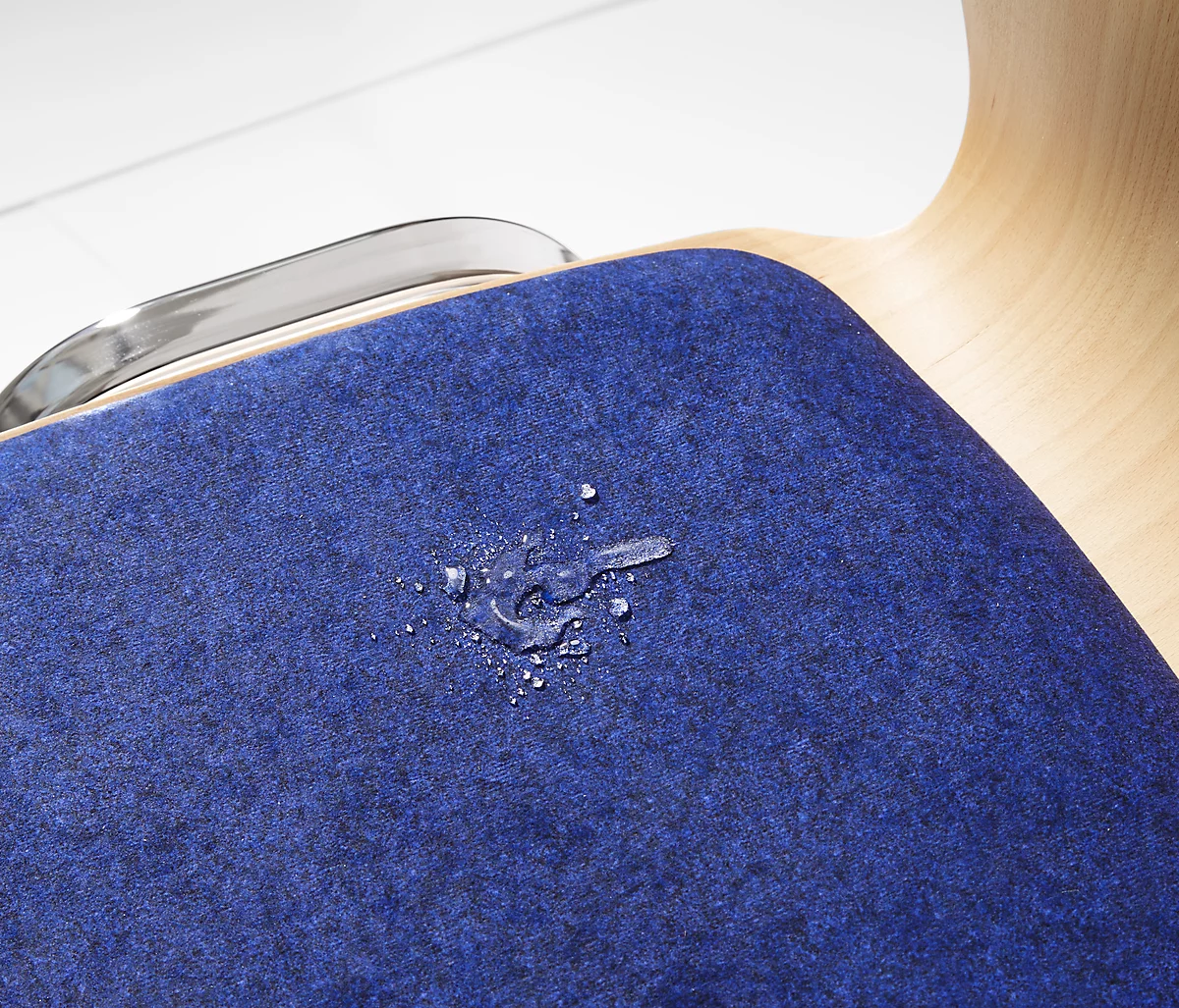 Silla apilable 7450, asiento moldeado, apoyo lumbar, perforaciones de diseño, con reposabrazos, tapizado Kashmara, azul