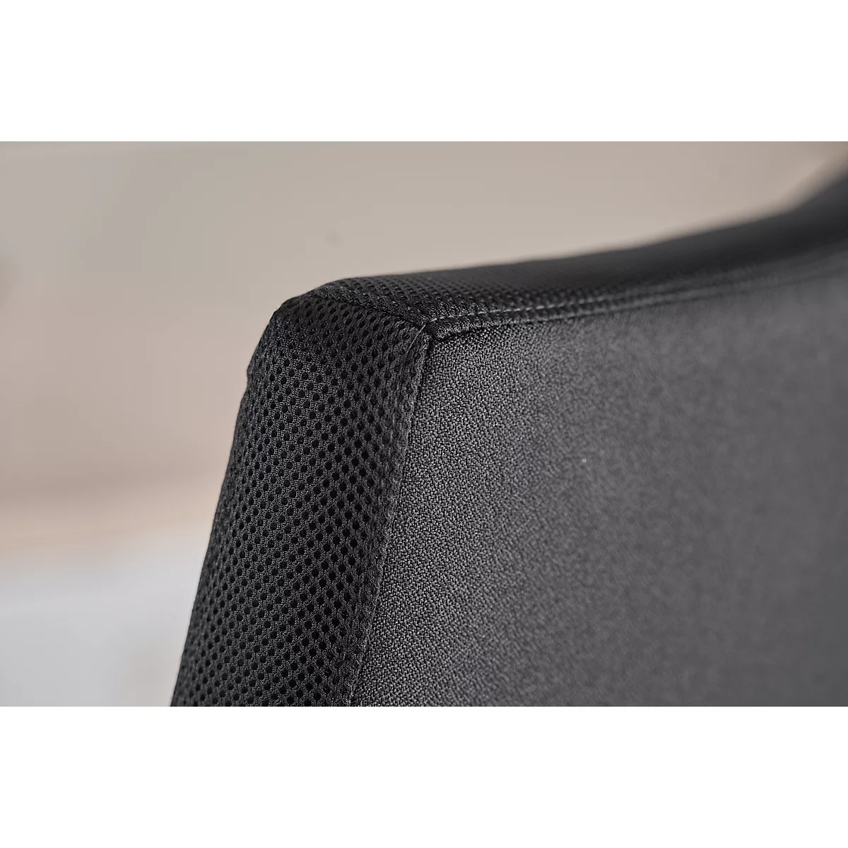 Silla basculante, ancho 470 x fondo 470 x alto 427 mm, incl. reposabrazos, apilable hasta 3 piezas, tapizada y con funda de tela, negro