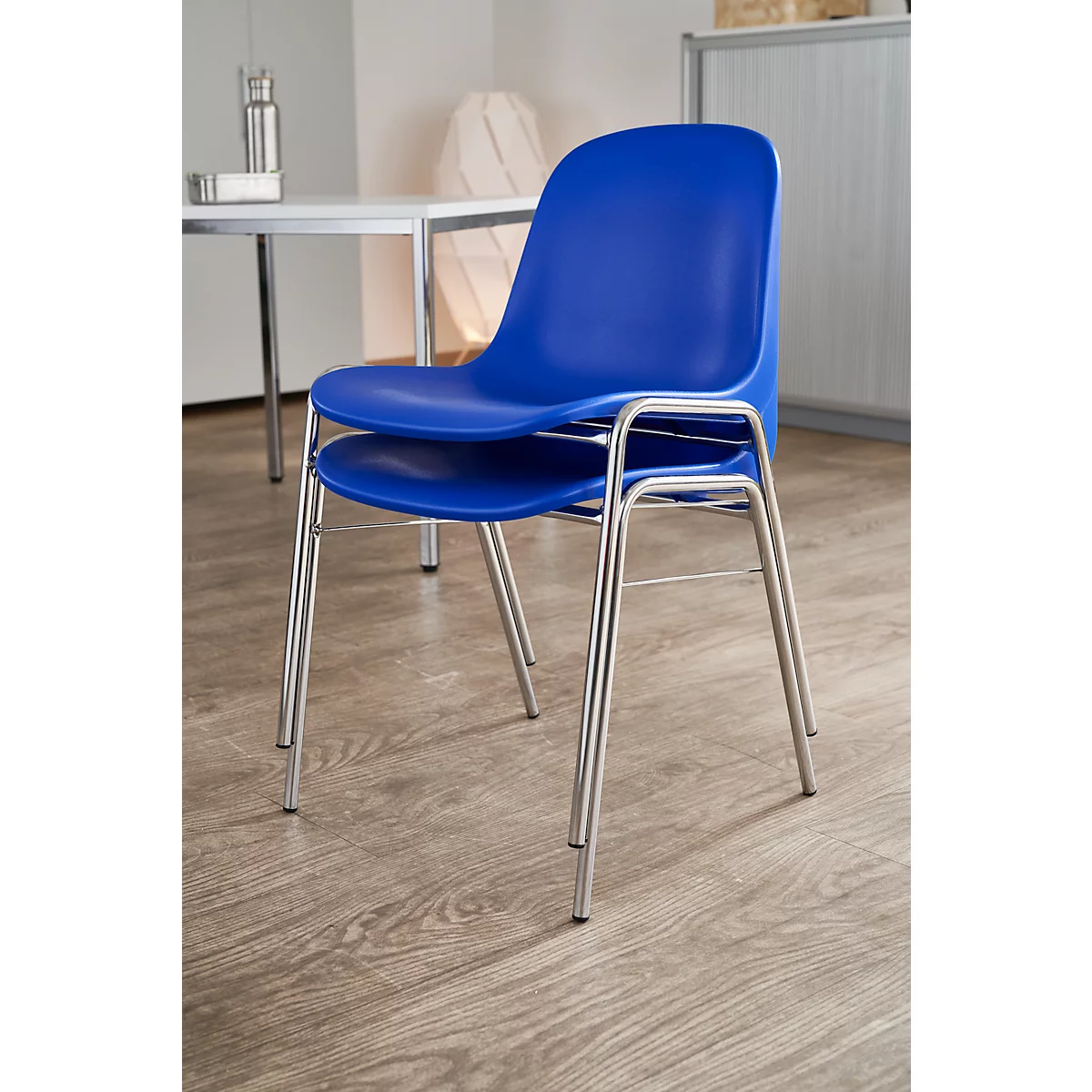 Silla de carcasa Beta, apilable, anchura 400 x profundidad 420 x altura 460 mm, marco cromado, azul