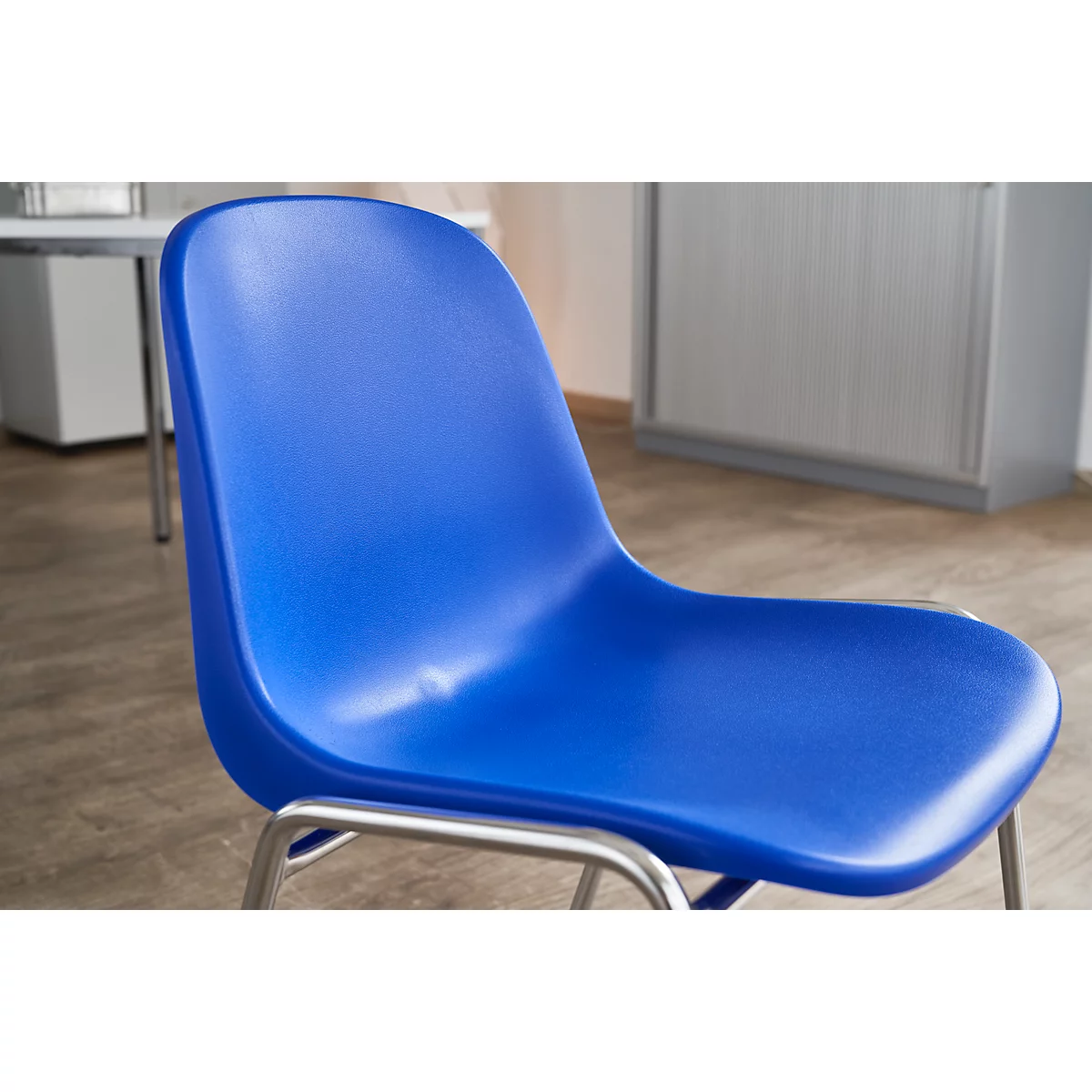 Silla de carcasa Beta, apilable, anchura 400 x profundidad 420 x altura 460 mm, marco cromado, azul