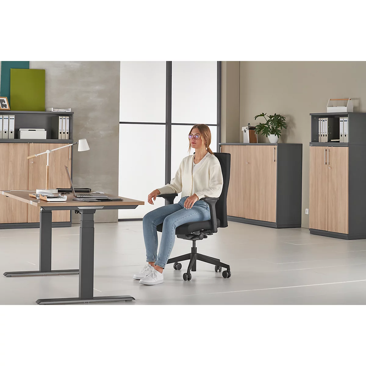 Silla de oficina Dauphin to-strike work comfort pro, con reposabrazos, mecanismo sincronizado, asiento contorneado, negro