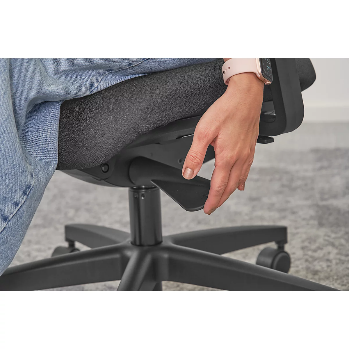 Silla de oficina Giroflex 353, con reposabrazos, mecanismo autosincrónico, asiento contorneado, respaldo de malla 3D, negro/negro