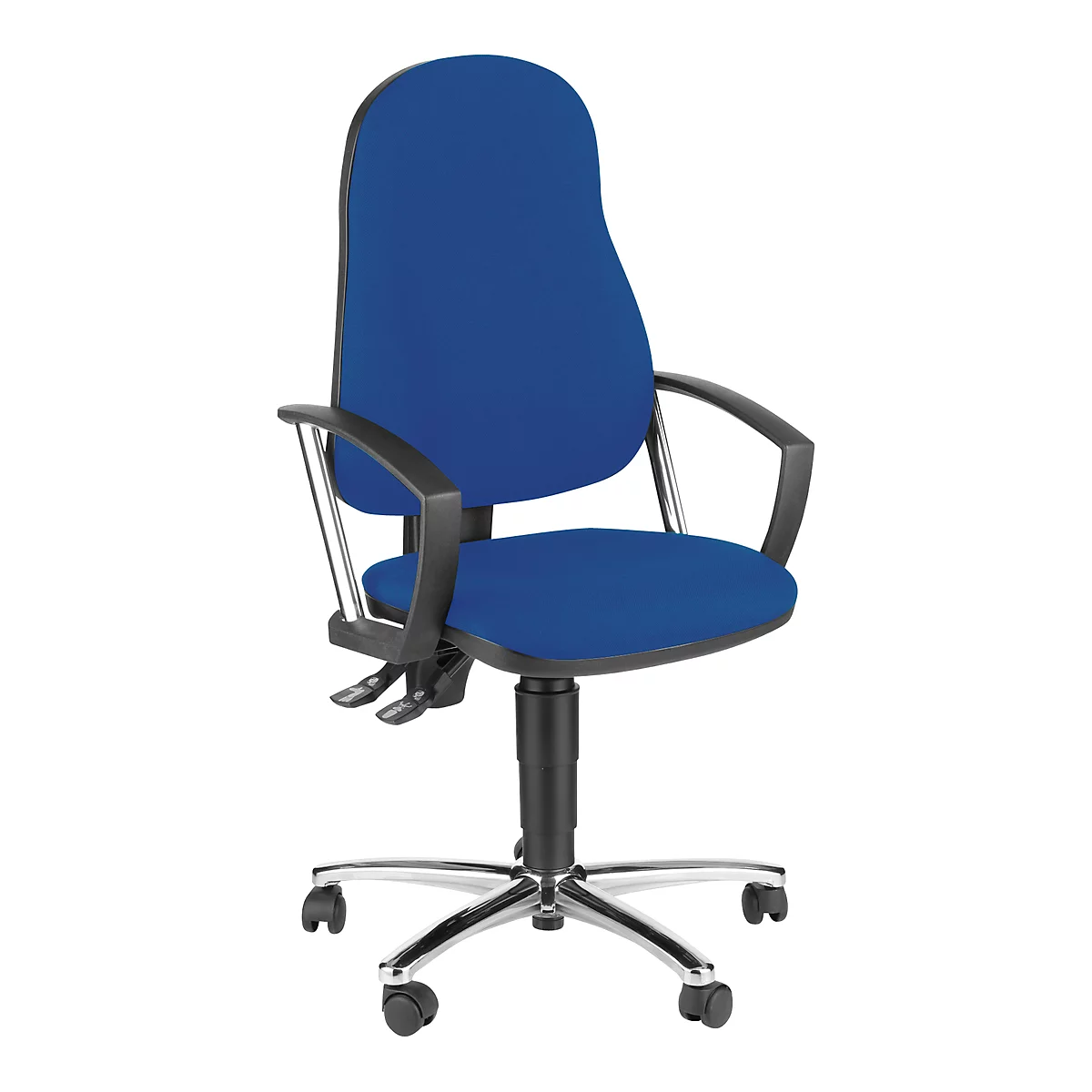 Silla de oficina azul, respaldo alto, reposabrazos negros, base cromada y ruedas.