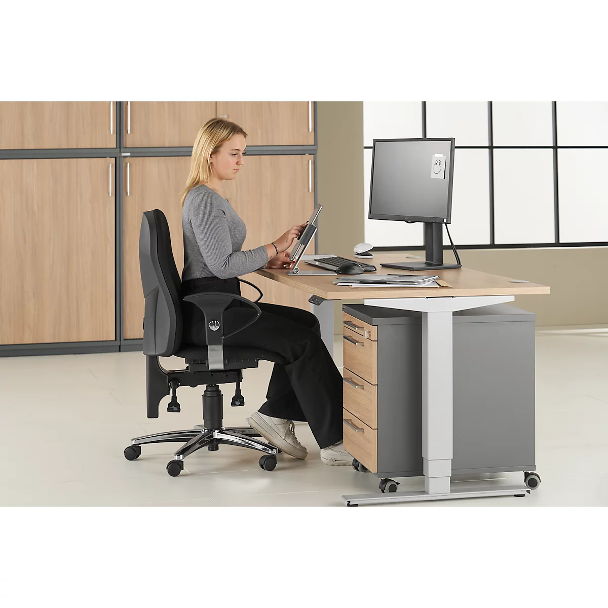 Silla de oficina Topstar SENSUM, contacto permanente, con reposabrazos, apoyo lumbar, asiento ortopédico 3D, negra